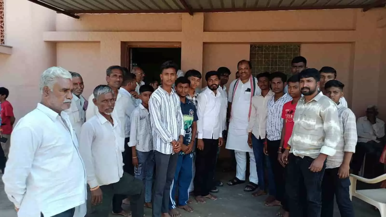 तस्वीर में धोंडगाव के युवा और विधायक समीर कुणावार शारीरिक फिटनेस के लिए चर्चा करते दिख रहे हैं। तस्वीर में धोंडगाव के युवा और विधायक समीर कुणावार शारीरिक फिटनेस के लिए चर्चा करते दिख रहे हैं।