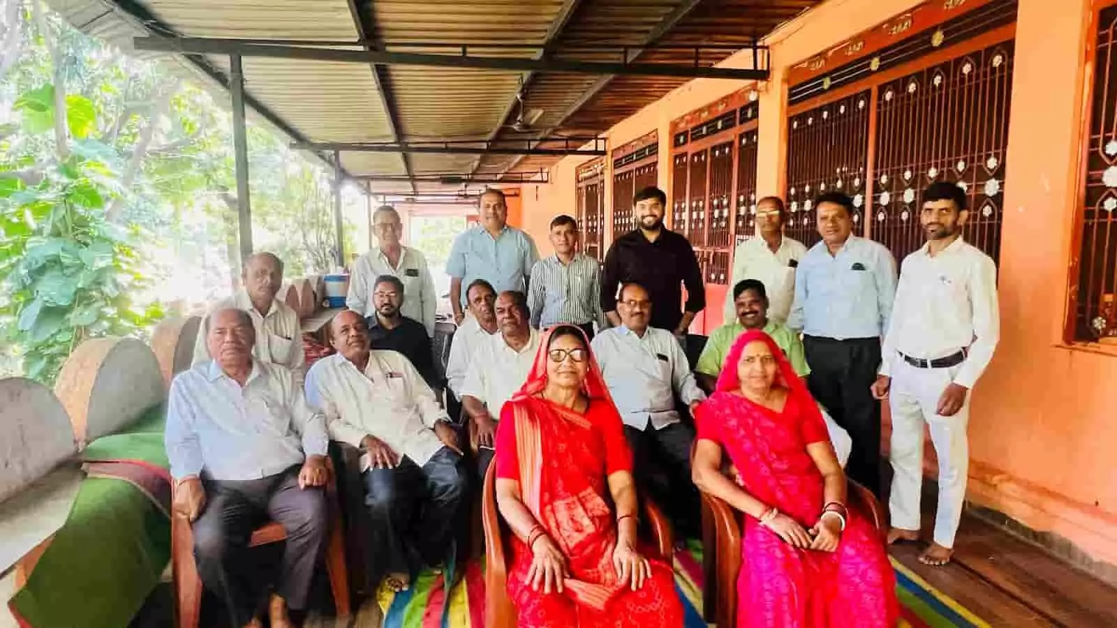 तस्वीर में गोदावरी मंदिर परिसर खेरवाड़ा में मोड़ मेवाड़ा कलाल समाज की बैठक के दौरान उपस्थित पदाधिकारी। तस्वीर में गोदावरी मंदिर परिसर खेरवाड़ा में मोड़ मेवाड़ा कलाल समाज की बैठक के दौरान उपस्थित पदाधिकारी।