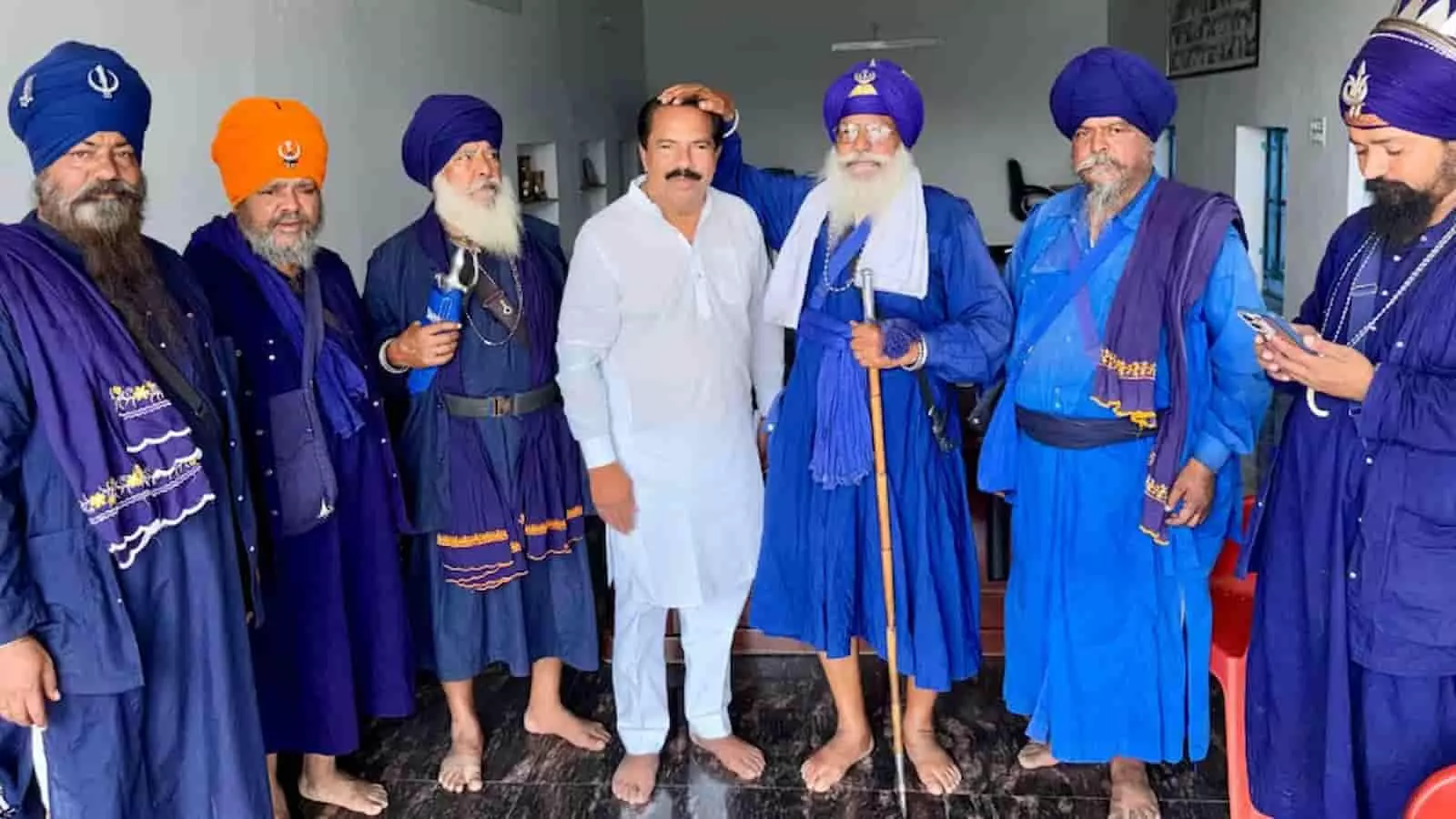 तस्वीर में टोंक में सिख समाज के प्रतिनिधि पार्षद अकबर खान के साथ खड़े नजर आ रहे हैं। तस्वीर में टोंक में सिख समाज के प्रतिनिधि पार्षद अकबर खान के साथ खड़े नजर आ रहे हैं।