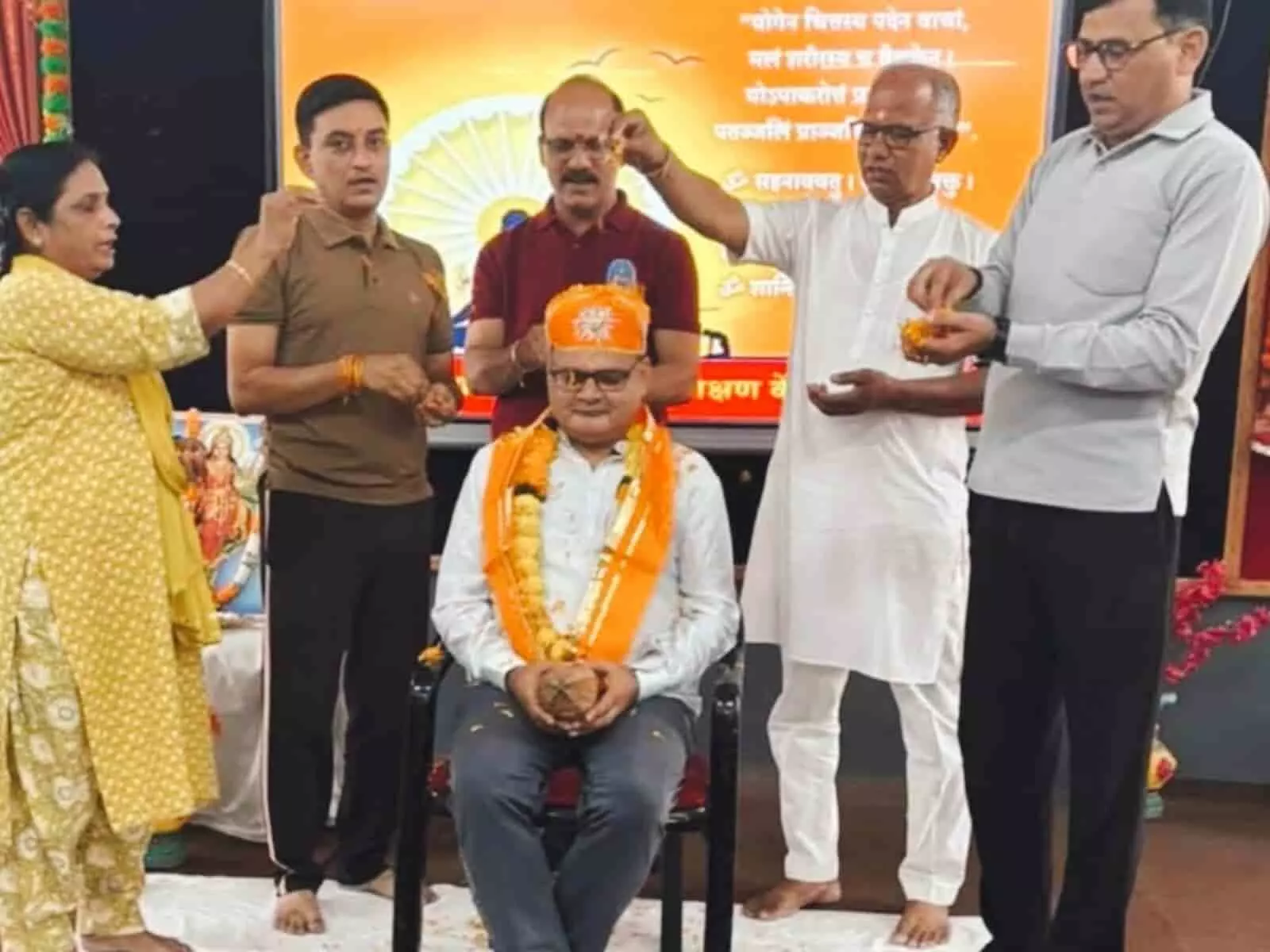 तस्वीर में विद्या भारती प्रशिक्षण वर्ग के दौरान नरेंद्र चास्टा का जन्मदिन मनाते कार्यकर्ता तस्वीर में विद्या भारती प्रशिक्षण वर्ग के दौरान नरेंद्र चास्टा का जन्मदिन मनाते कार्यकर्ता
