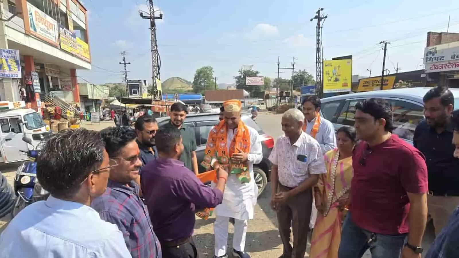 खेरवाड़ा में सांसद सीपी जोशी का कार्यकर्ताओं द्वारा पगड़ी और ऊपरणा पहनाकर स्वागत करते हुए तस्वीर। खेरवाड़ा में सांसद सीपी जोशी का कार्यकर्ताओं द्वारा पगड़ी और ऊपरणा पहनाकर स्वागत करते हुए तस्वीर।