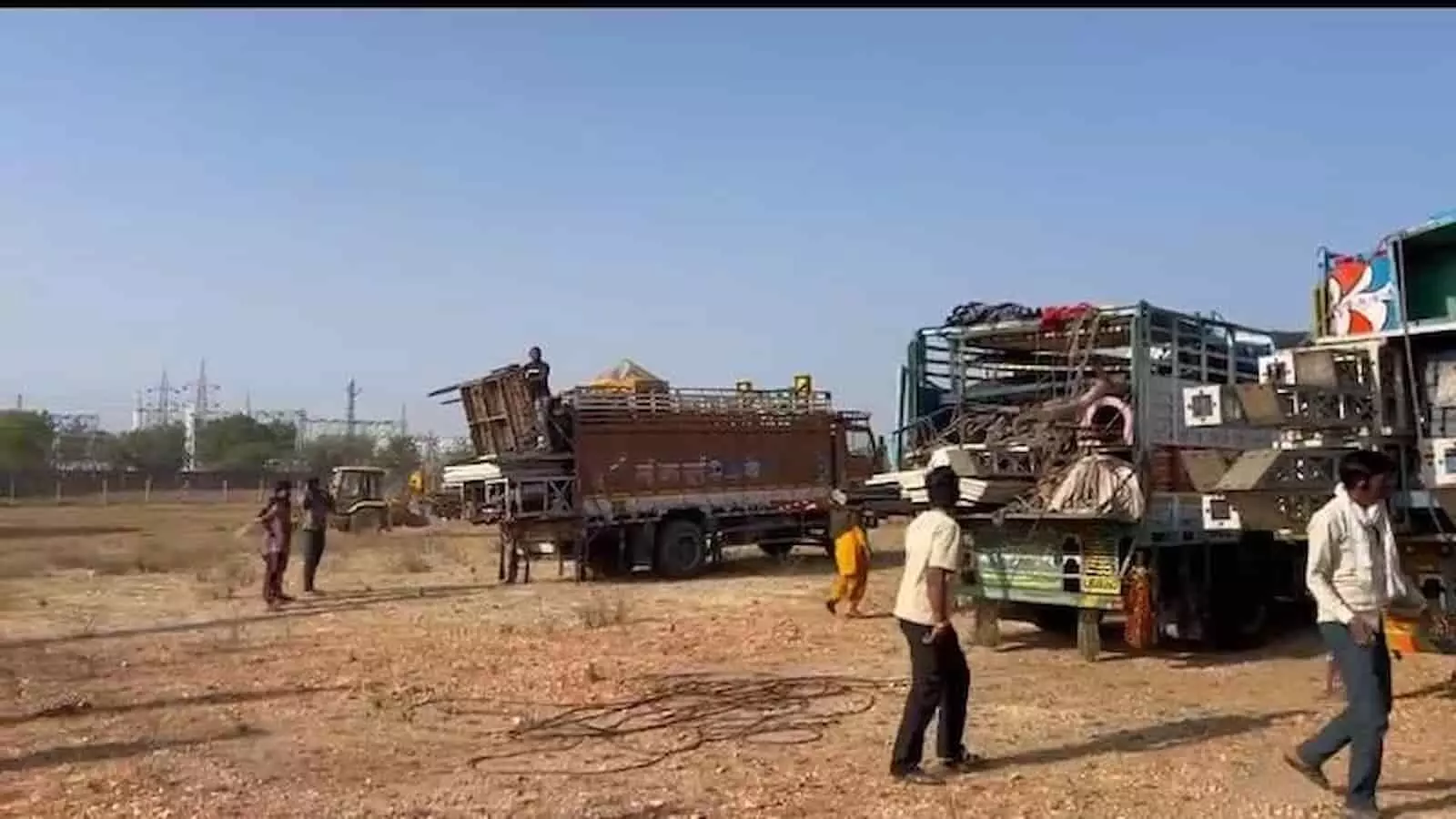 तस्वीर में गंगापुर के कृषि उपज मंडी रोड पर शरद पूर्णिमा मेले की तैयारियों के तहत जुटे लोग दिख रहे हैं। तस्वीर में गंगापुर के कृषि उपज मंडी रोड पर शरद पूर्णिमा मेले की तैयारियों के तहत जुटे लोग दिख रहे हैं।