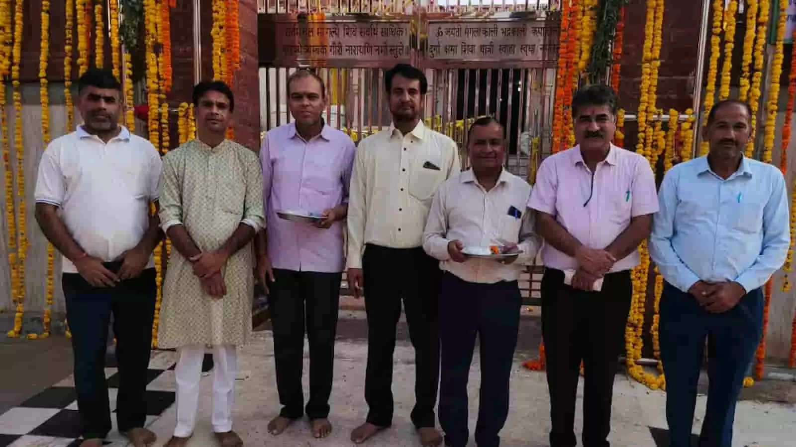 कैला देवी मंदिर के प्रवेश द्वार पर खड़े नवदुर्गा सेवा समिति के सदस्य। कैला देवी मंदिर के प्रवेश द्वार पर खड़े नवदुर्गा सेवा समिति के सदस्य।