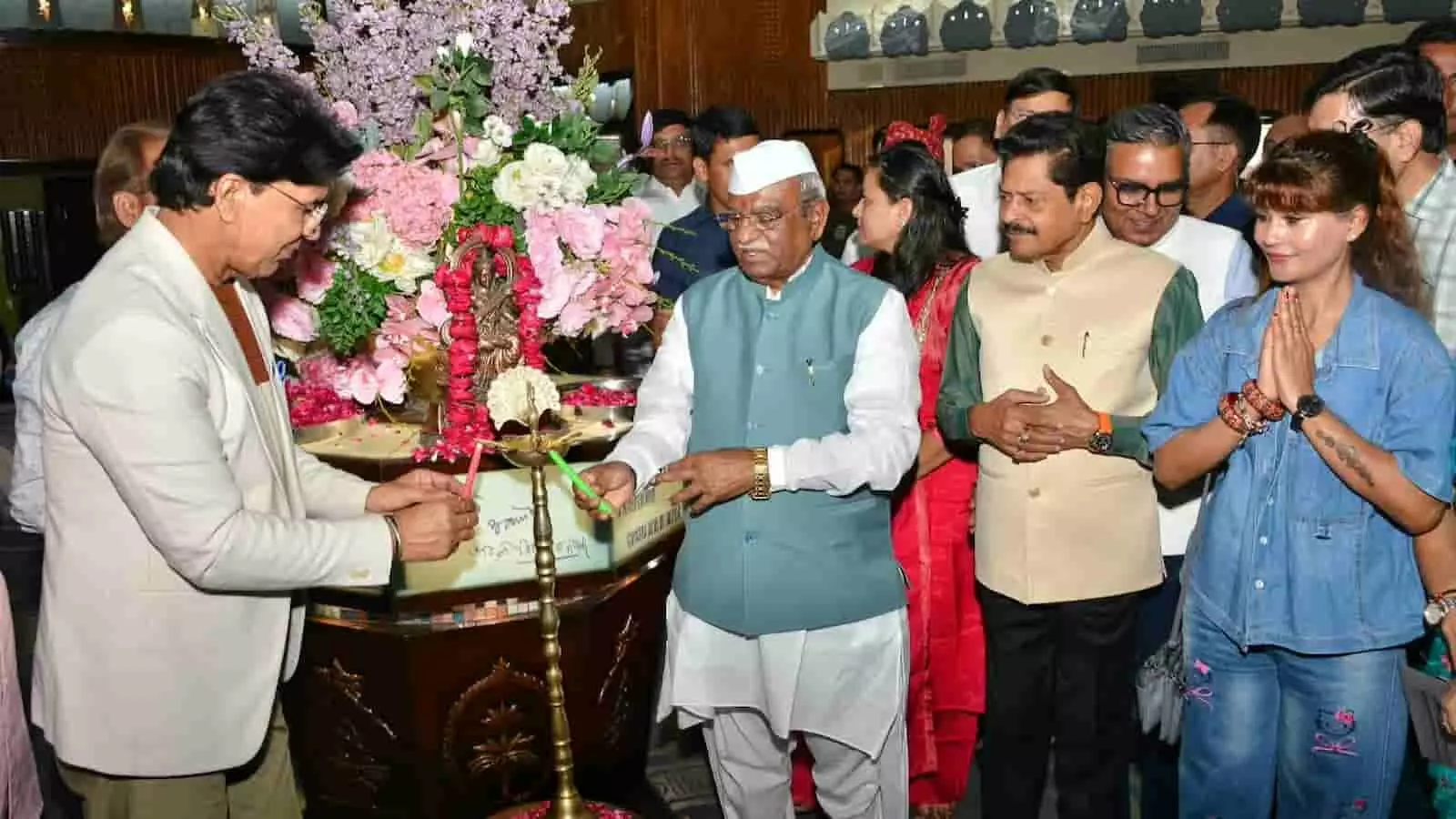 तस्वीर में राज्यपाल हरिभाऊ बागडे राजमंदिर हॉल में दीप प्रज्वलित कर फिल्म शुभारंभ करते दिख रहे हैं। तस्वीर में राज्यपाल हरिभाऊ बागडे राजमंदिर हॉल में दीप प्रज्वलित कर फिल्म शुभारंभ करते दिख रहे हैं।