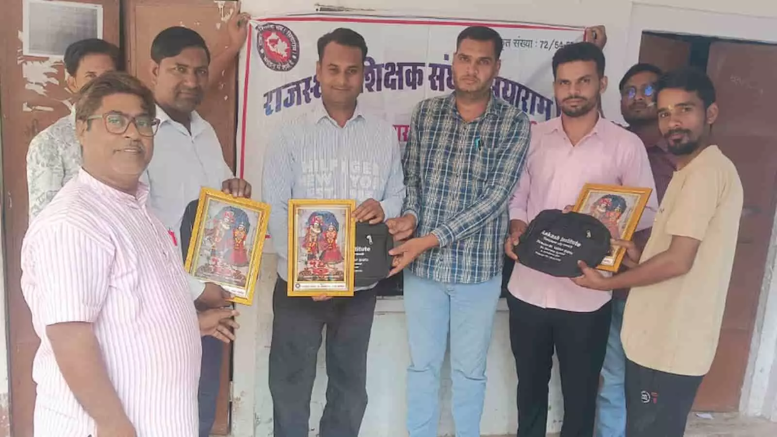 तस्वीर में वजीरपुर में राजस्थान शिक्षक संघ की बैठक के दौरान शिक्षक स्मृति चिह्न भेंट करते दिख रहे हैं। तस्वीर में वजीरपुर में राजस्थान शिक्षक संघ की बैठक के दौरान शिक्षक स्मृति चिह्न भेंट करते दिख रहे हैं।
