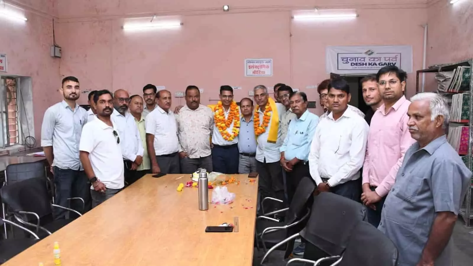 तस्वीर में सवाई माधोपुर कार्यालय में पदोन्नत पीआरओ सुरेन्द्र मीणा का स्वागत करते पत्रकार नजर आ रहे हैं। तस्वीर में सवाई माधोपुर कार्यालय में पदोन्नत पीआरओ सुरेन्द्र मीणा का स्वागत करते पत्रकार नजर आ रहे हैं।