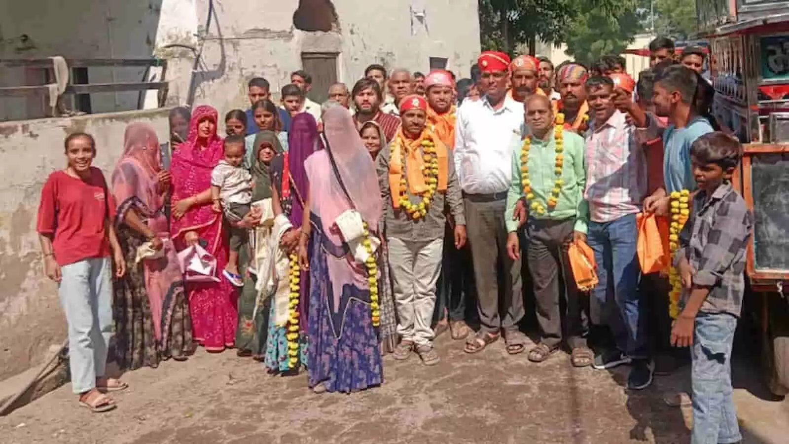 तस्वीर में खेरोदा ग्राम पंचायत के नवनिर्वाचित सरपंच राजेंद्र बोकड़िया और ग्रामीण जीत के बाद जश्न मनाते हुए दिखाई दे रहे हैं। तस्वीर में खेरोदा ग्राम पंचायत के नवनिर्वाचित सरपंच राजेंद्र बोकड़िया और ग्रामीण जीत के बाद जश्न मनाते हुए दिखाई दे रहे हैं।