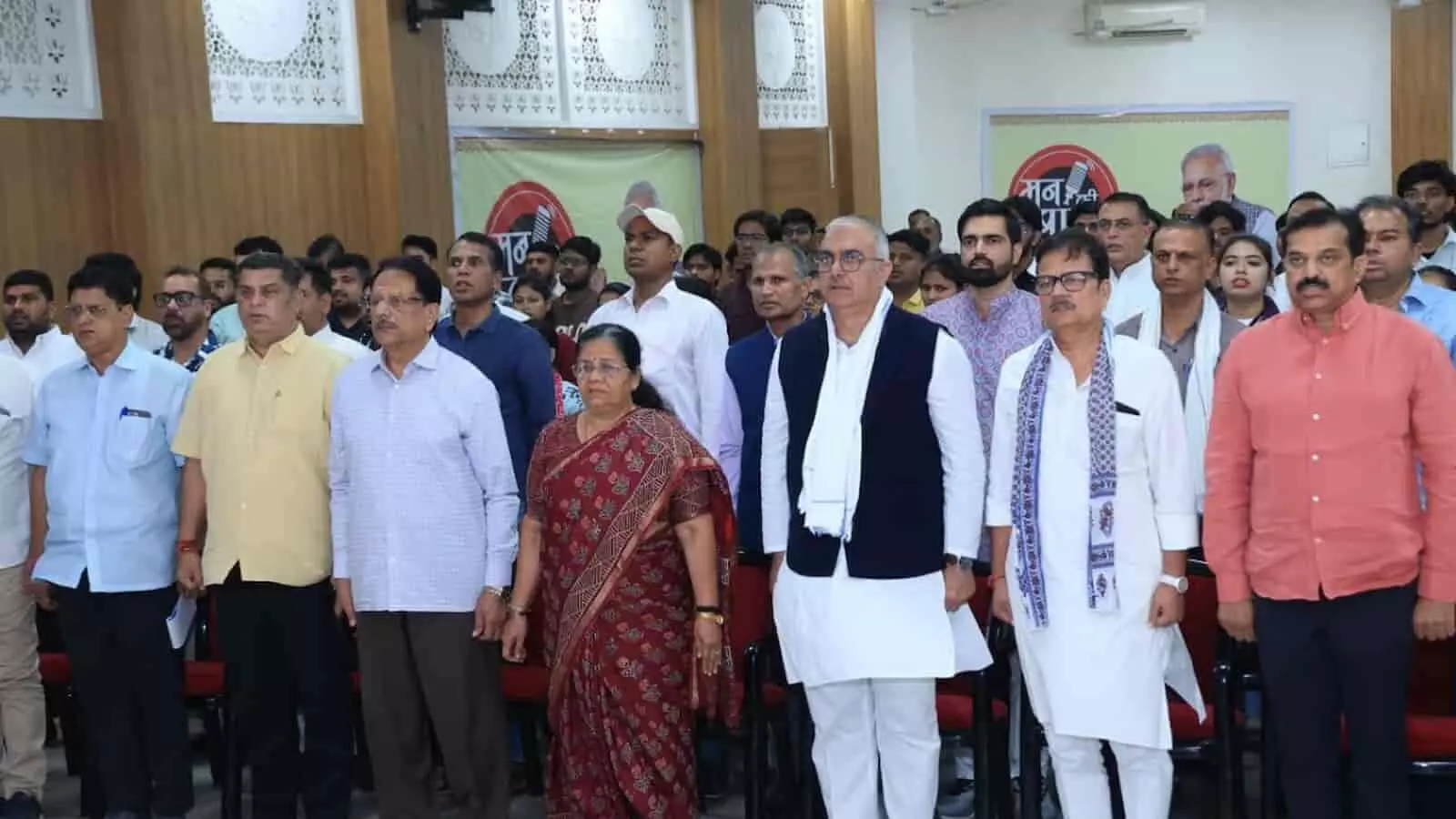 तस्वीर में जयपुर भाजपा कार्यालय में संजय भाटिया और मंजू शर्मा अन्य नेताओं संग खड़े दिख रहे हैं। तस्वीर में जयपुर भाजपा कार्यालय में संजय भाटिया और मंजू शर्मा अन्य नेताओं संग खड़े दिख रहे हैं।