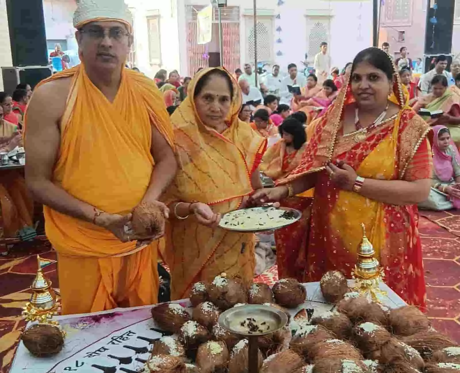 तस्वीर में जयपुर के भांकरोटा जैन मंदिर में पूजन सामग्री के साथ धार्मिक अनुष्ठान करते श्रद्धालु। तस्वीर में जयपुर के भांकरोटा जैन मंदिर में पूजन सामग्री के साथ धार्मिक अनुष्ठान करते श्रद्धालु।