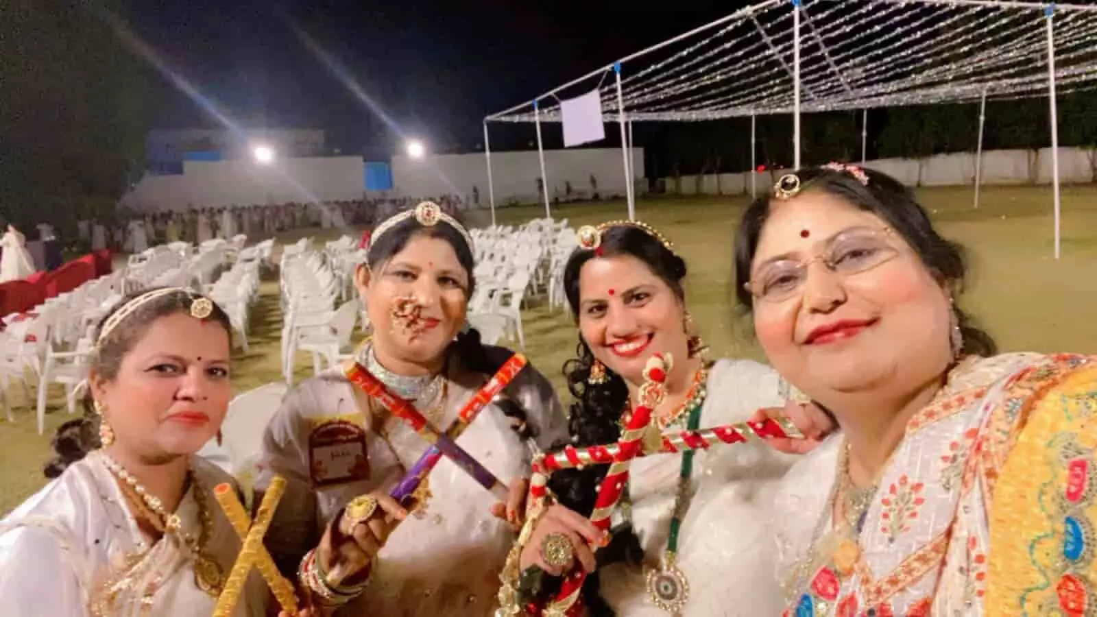तस्वीर में उदयपुर की श्री कृष्णा वाटिका में सहस्त्रबाहु नारी शक्ति संगठन की महिलाएं पारंपरिक गरबा खेलती नजर आ रही हैं।