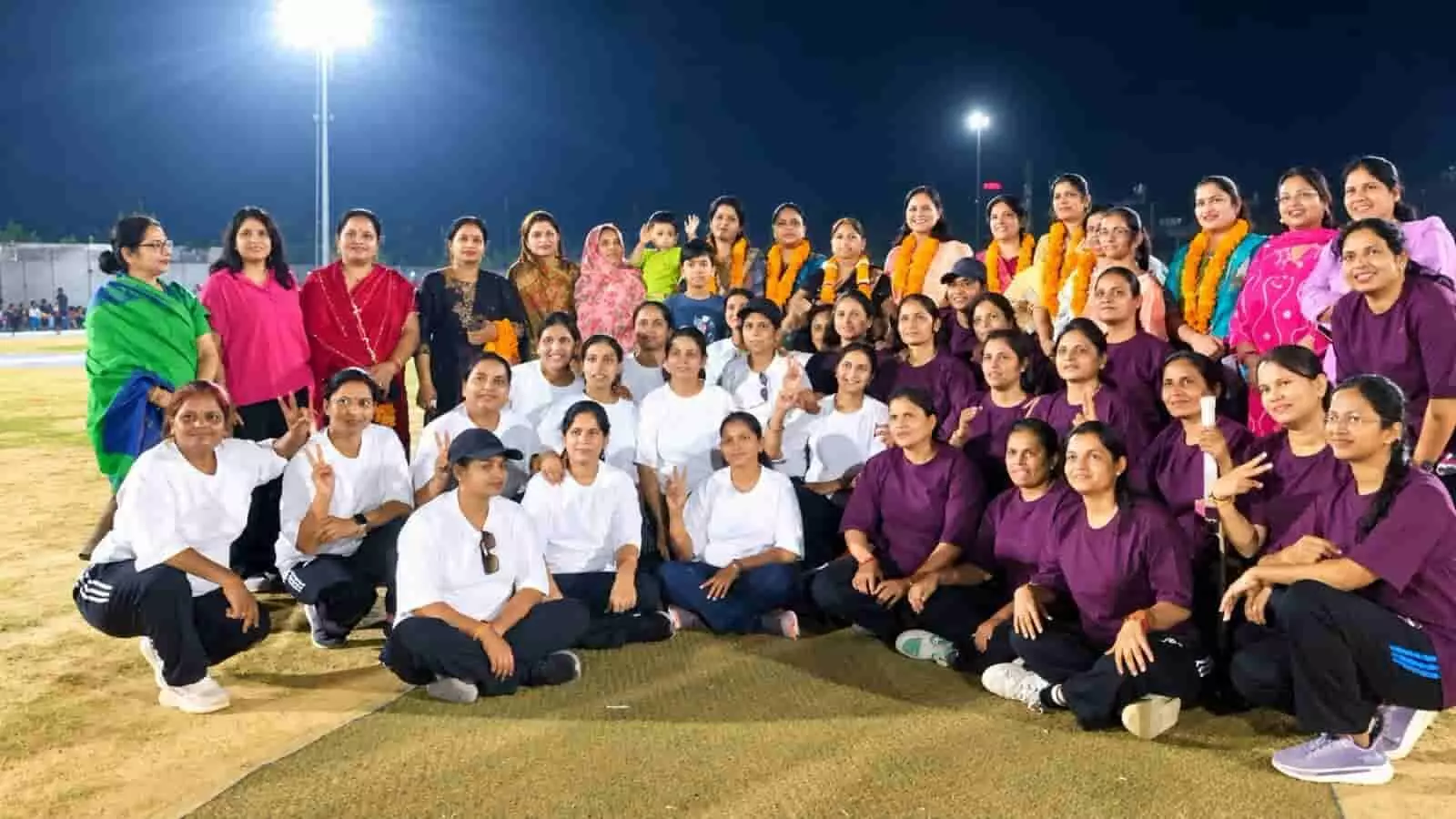तस्वीर में गंगापुर सिटी के क्रिकेट मैदान पर नाइट टूर्नामेंट में भाग लेने वाली महिला खिलाड़ी नजर आ रही हैं। तस्वीर में गंगापुर सिटी के क्रिकेट मैदान पर नाइट टूर्नामेंट में भाग लेने वाली महिला खिलाड़ी नजर आ रही हैं।