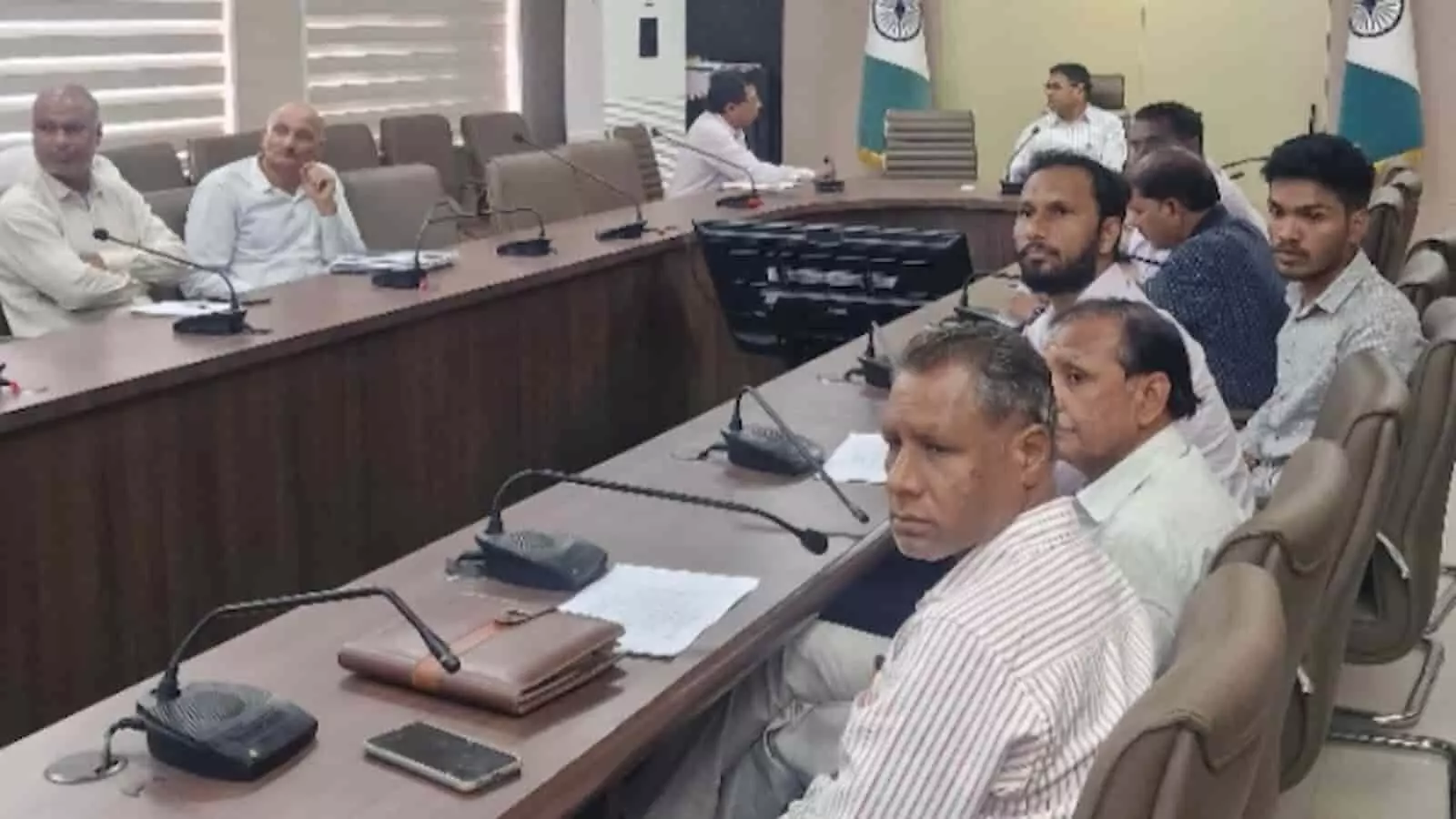 तस्वीर में मिनी सचिवालय सभागार की बैठक में जिला कलक्टर और अधिकारी पंचायती राज चुनाव की तैयारियों में शामिल हैं। तस्वीर में मिनी सचिवालय सभागार की बैठक में जिला कलक्टर और अधिकारी पंचायती राज चुनाव की तैयारियों में शामिल हैं।