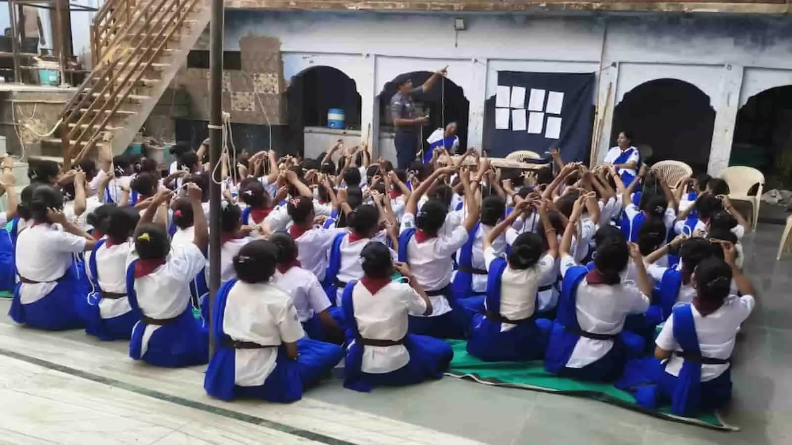 तस्वीर में करौली स्थित स्काउट गाइड भवन में छात्राध्यापिकाओं को प्रशिक्षण दिया जा रहा है। तस्वीर में करौली स्थित स्काउट गाइड भवन में छात्राध्यापिकाओं को प्रशिक्षण दिया जा रहा है।