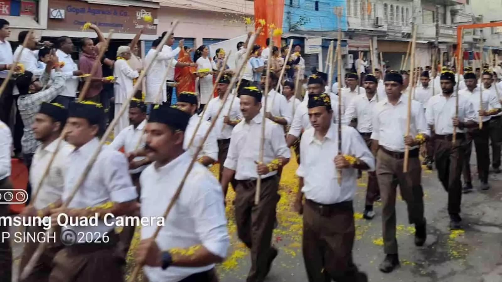 तस्वीर में पूर्ण गणवेश में हाथों में दंड लिए ब्यावर की सड़क पर पथ संचलन करते आरएसएस स्वयंसेवक। तस्वीर में पूर्ण गणवेश में हाथों में दंड लिए ब्यावर की सड़क पर पथ संचलन करते आरएसएस स्वयंसेवक।