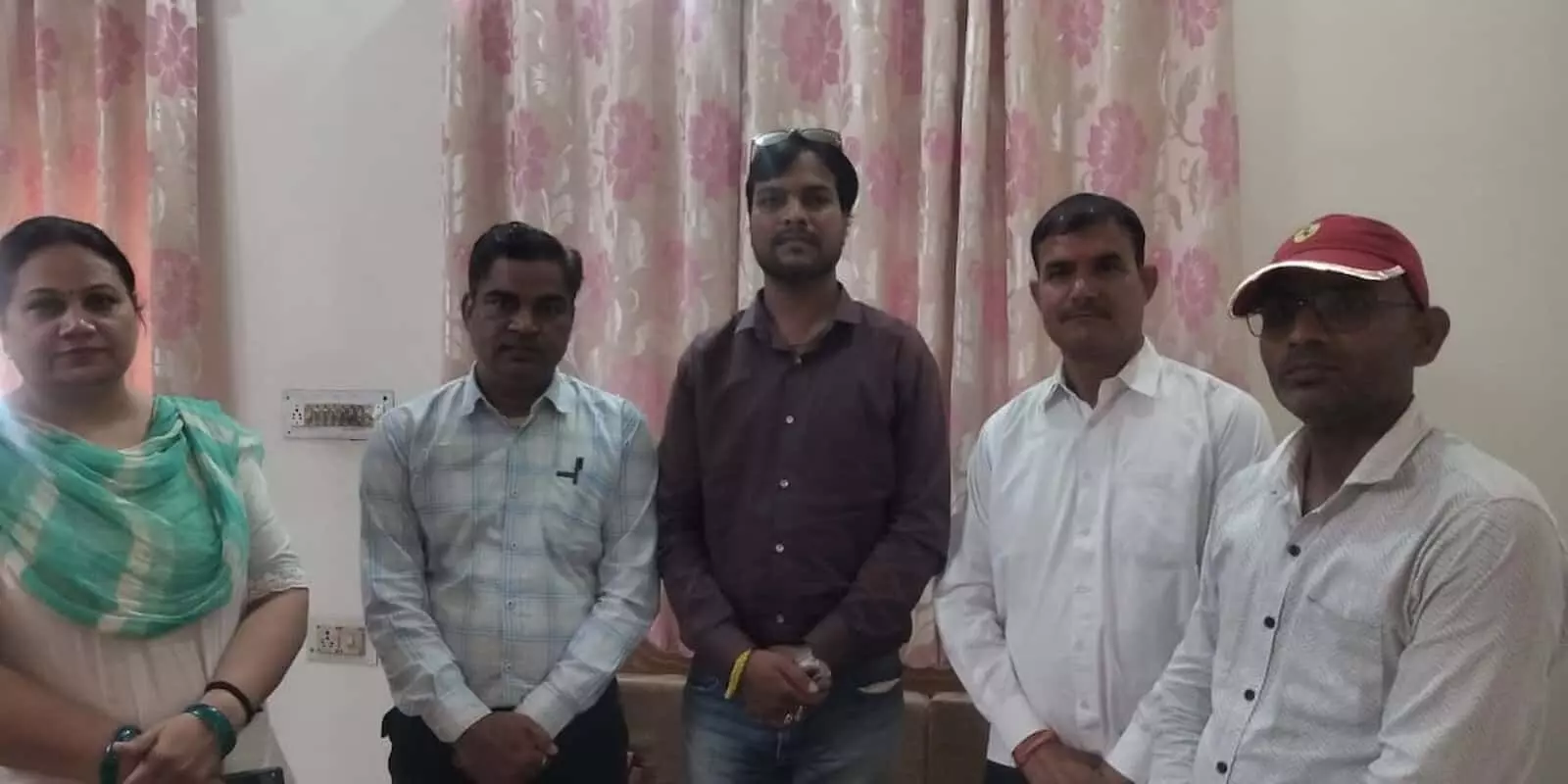 तस्वीर में आगरा में राष्ट्रीय जीत कुन डो चैंपियनशिप प्रेस वार्ता के दौरान संघ के पदाधिकारी खड़े हैं। तस्वीर में आगरा में राष्ट्रीय जीत कुन डो चैंपियनशिप प्रेस वार्ता के दौरान संघ के पदाधिकारी खड़े हैं।