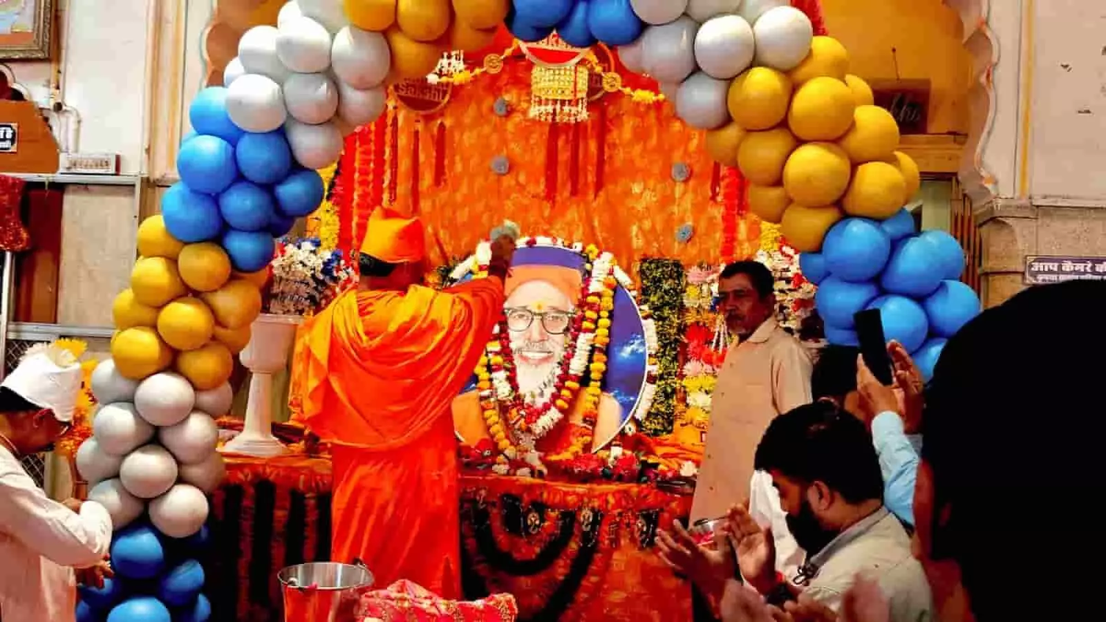 तस्वीर में जयपुर के अमरापुर स्थान में संत स्वामी सर्वानंद महाराज के चित्र पर माल्यार्पण करते दिख रहे हैं। तस्वीर में जयपुर के अमरापुर स्थान में संत स्वामी सर्वानंद महाराज के चित्र पर माल्यार्पण करते दिख रहे हैं।