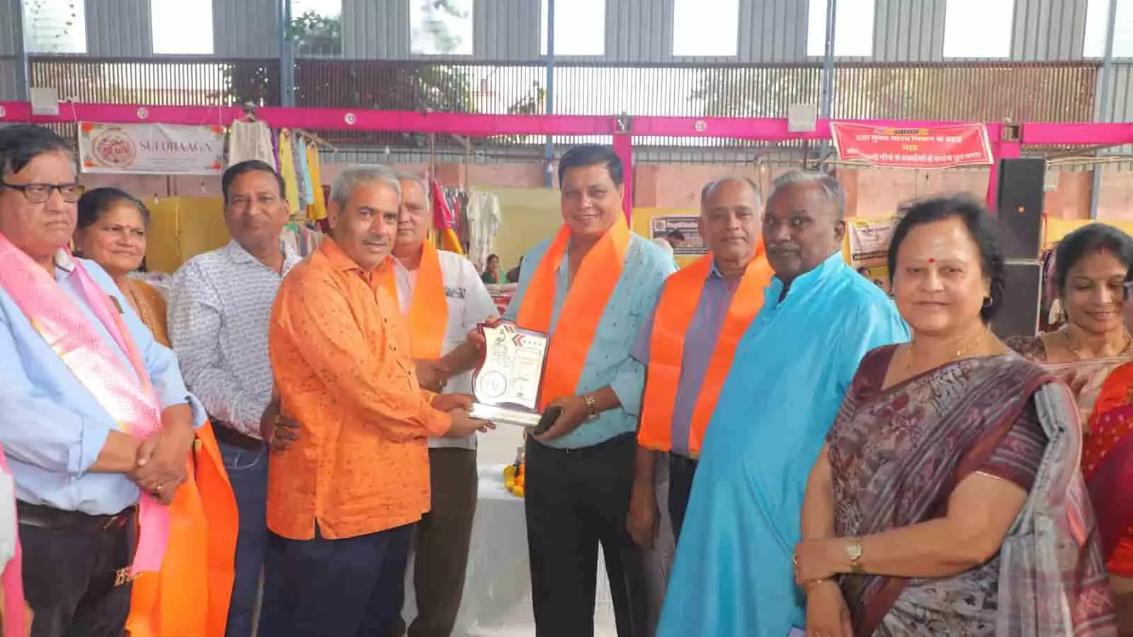 तस्वीर में भीलवाड़ा ट्रेड फेयर के मंच पर अतिथि और पदाधिकारी सम्मान लेते दिख रहे हैं। तस्वीर में भीलवाड़ा ट्रेड फेयर के मंच पर अतिथि और पदाधिकारी सम्मान लेते दिख रहे हैं।