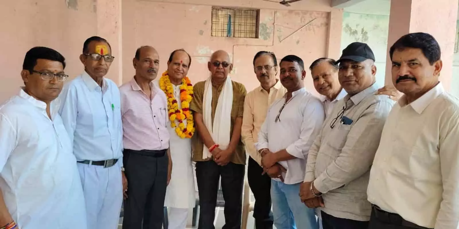 तस्वीर में भीलवाड़ा में छःन्यात ब्राह्मण समाज ट्रस्ट के नवनिर्वाचित अध्यक्ष डीके दाधीच और समाजजन दिख रहे हैं। तस्वीर में भीलवाड़ा में छःन्यात ब्राह्मण समाज ट्रस्ट के नवनिर्वाचित अध्यक्ष डीके दाधीच और समाजजन दिख रहे हैं।