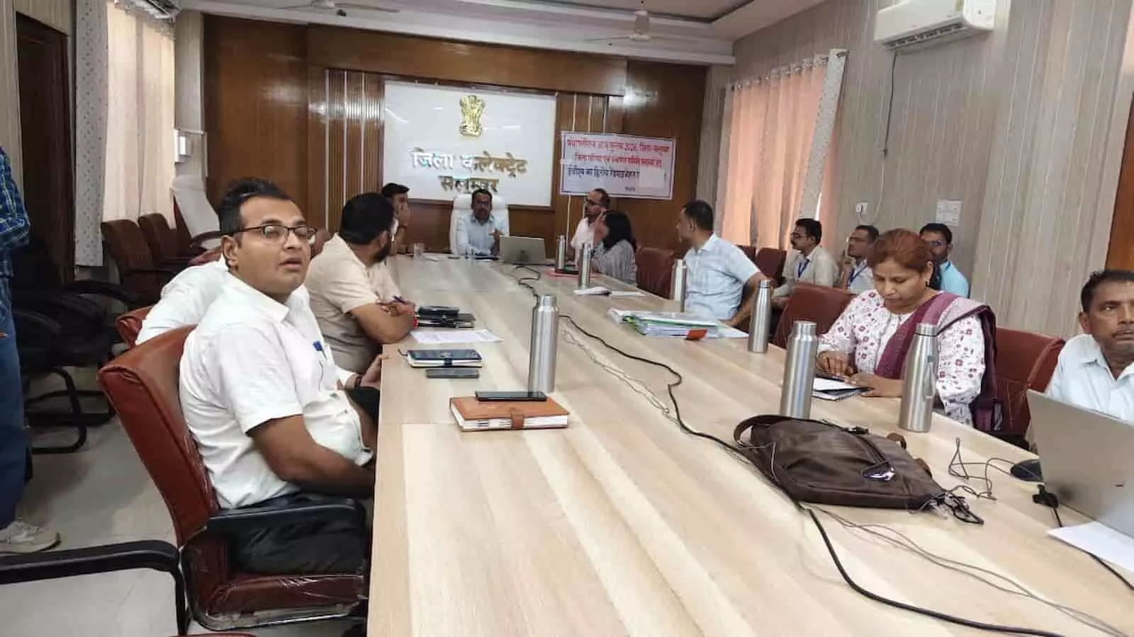 तस्वीर में जिला कलेक्ट्रेट सभागार में अधिकारियों के साथ पंचायती राज चुनाव की बैठक लेते जिला निर्वाचन अधिकारी। तस्वीर में जिला कलेक्ट्रेट सभागार में अधिकारियों के साथ पंचायती राज चुनाव की बैठक लेते जिला निर्वाचन अधिकारी।