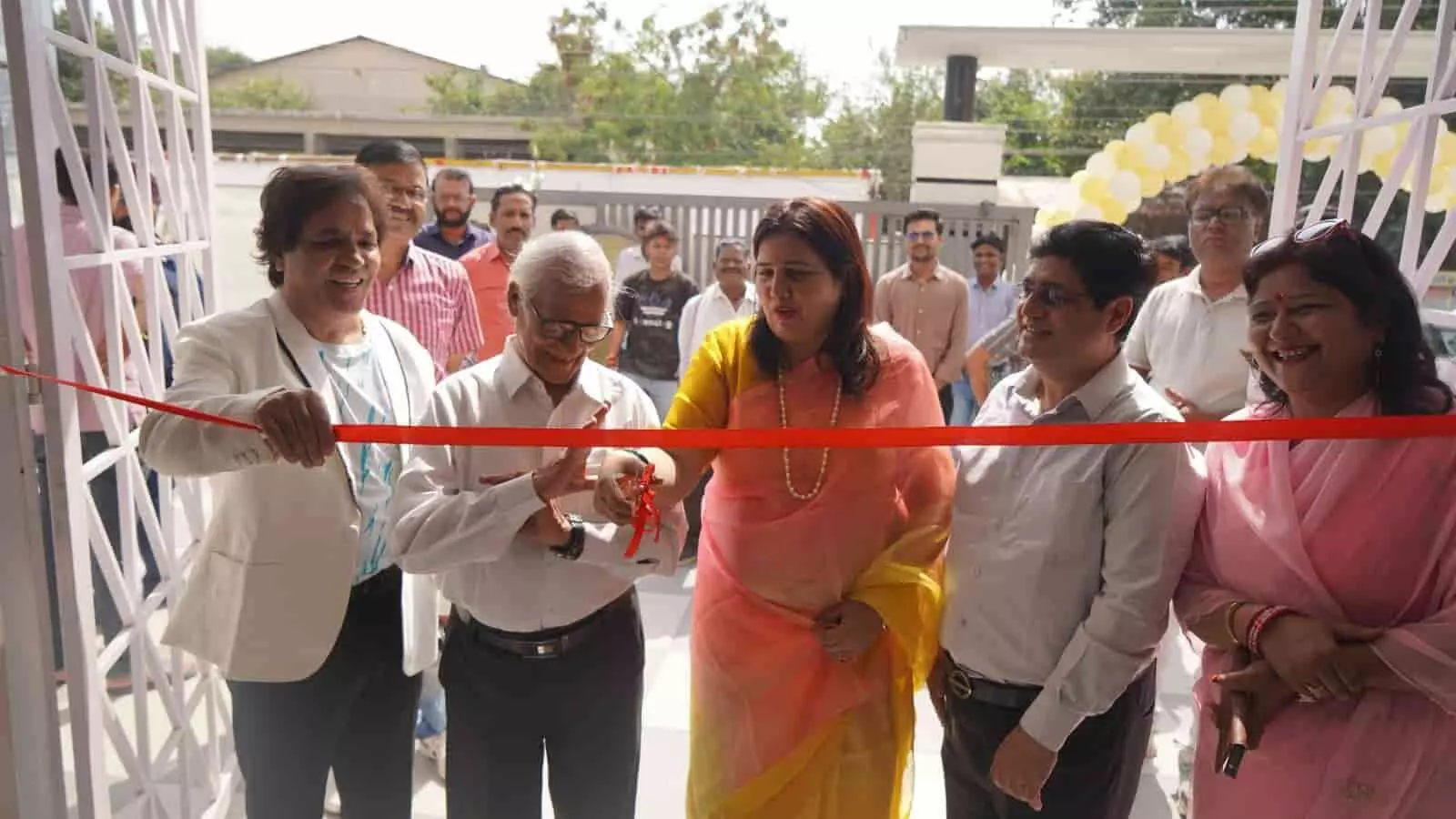 तस्वीर में कोटा के दासवानी डेंटल हॉस्पिटल के शुभारंभ पर फीता काटतीं महापौर अनसूया गोस्वामी दिख रही हैं। तस्वीर में कोटा के दासवानी डेंटल हॉस्पिटल के शुभारंभ पर फीता काटतीं महापौर अनसूया गोस्वामी दिख रही हैं।