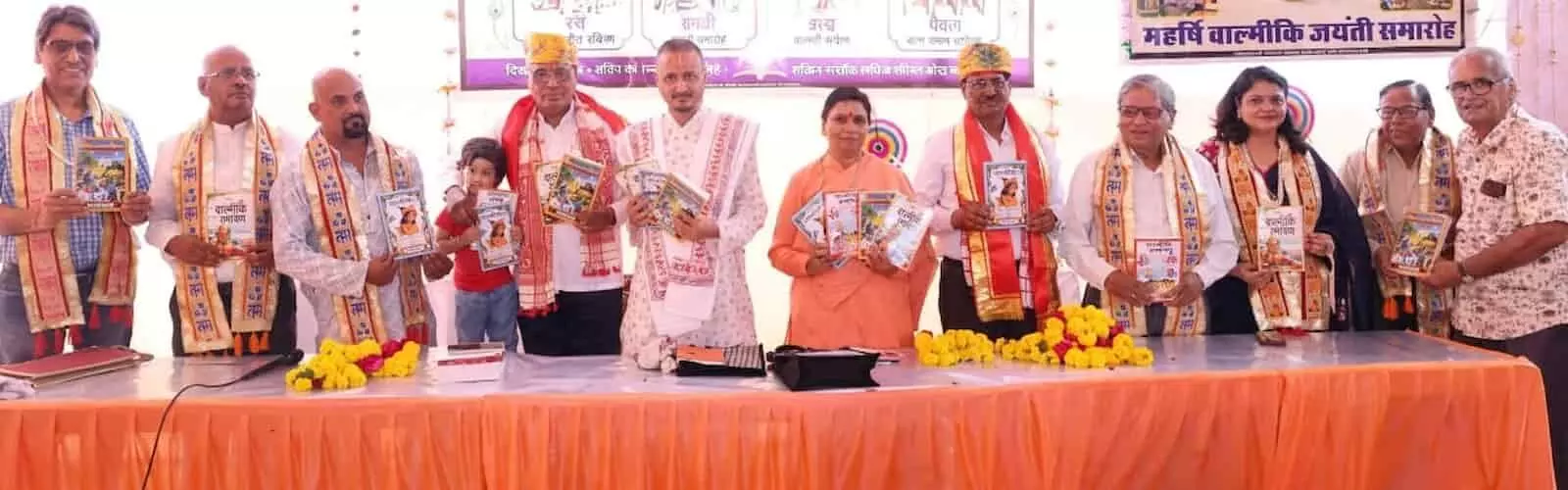 तस्वीर में कोटा के मौजी बाबा धाम में महर्षि वाल्मीकि जयंती पर अतिथि पुस्तकें दिखाते हुए। तस्वीर में कोटा के मौजी बाबा धाम में महर्षि वाल्मीकि जयंती पर अतिथि पुस्तकें दिखाते हुए।