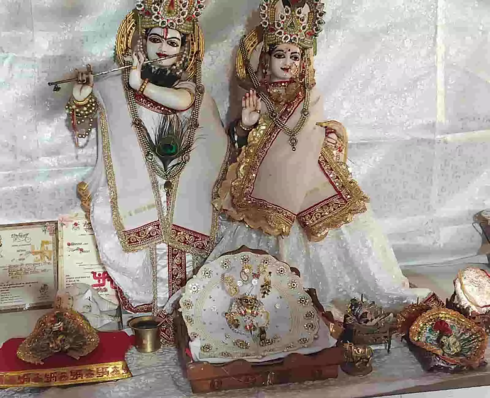 तस्वीर में कोटा के मंदिर में सफेद वस्त्रों में सजे राधा-कृष्ण की मूर्ति दिख रही है। तस्वीर में कोटा के मंदिर में सफेद वस्त्रों में सजे राधा-कृष्ण की मूर्ति दिख रही है।