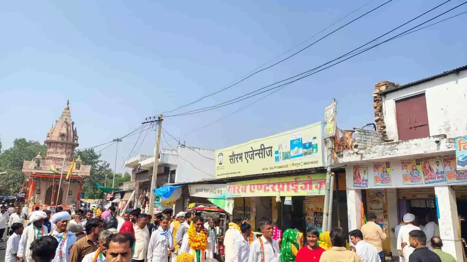 तस्वीर में मित्रपुरा बाजार में पंचायत चुनाव प्रचार के दौरान कांग्रेस प्रत्याशी और उनके समर्थक दिख रहे हैं। तस्वीर में मित्रपुरा बाजार में पंचायत चुनाव प्रचार के दौरान कांग्रेस प्रत्याशी और उनके समर्थक दिख रहे हैं।