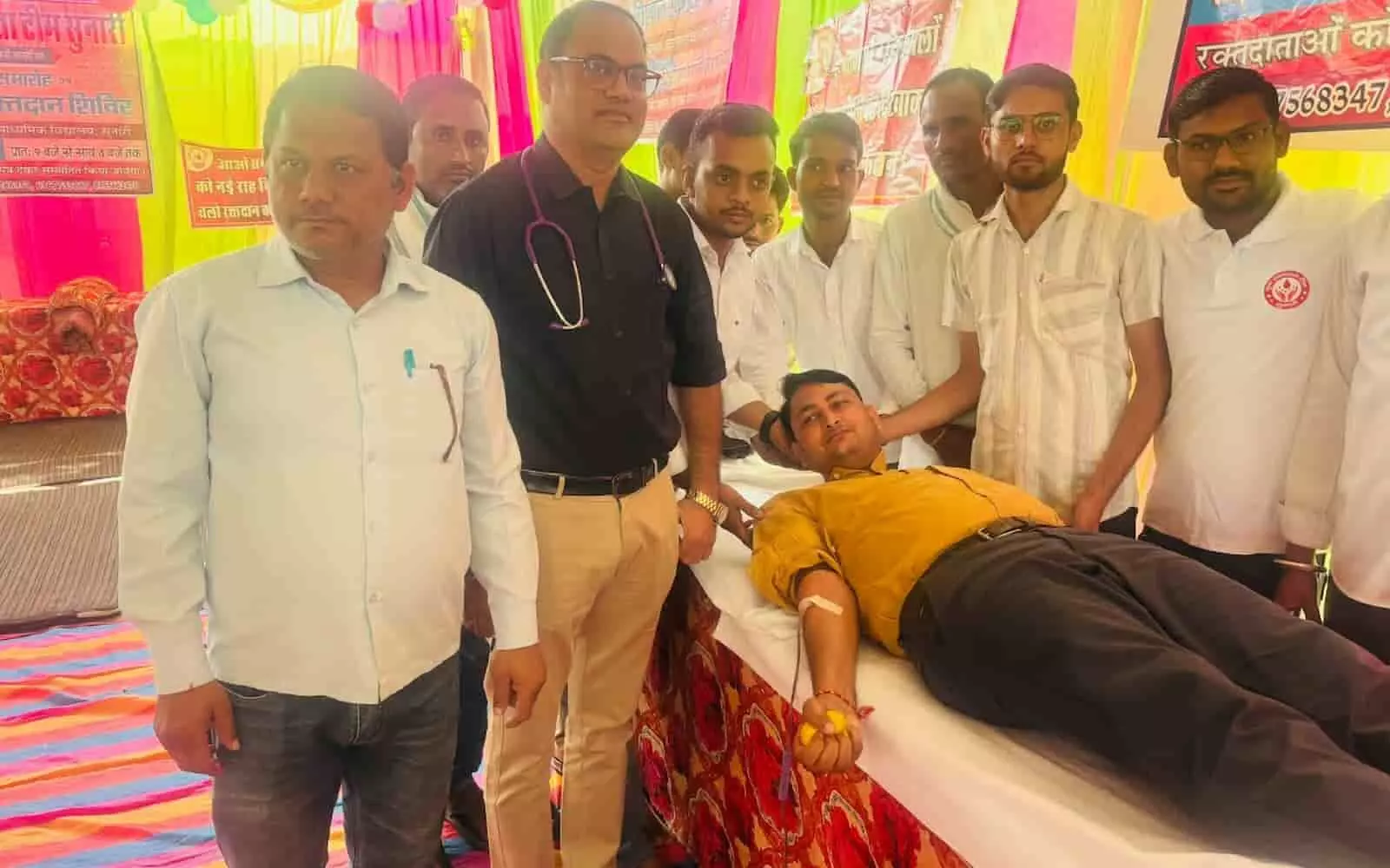 तस्वीर में सुनारी गांव में मतदान केंद्र निरीक्षण के दौरान रक्तदान करते तहसीलदार राकेश मीना. तस्वीर में सुनारी गांव में मतदान केंद्र निरीक्षण के दौरान रक्तदान करते तहसीलदार राकेश मीना.