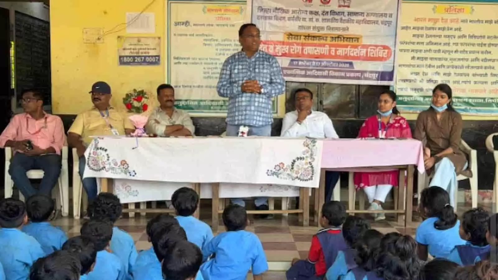 तस्वीर में चंद्रपुर के सिंधी आश्रमशाला में आयोजित शिविर में छात्रों को स्वास्थ्य संबंधी जानकारी देते डॉक्टर दिख रहे हैं। तस्वीर में चंद्रपुर के सिंधी आश्रमशाला में आयोजित शिविर में छात्रों को स्वास्थ्य संबंधी जानकारी देते डॉक्टर दिख रहे हैं।