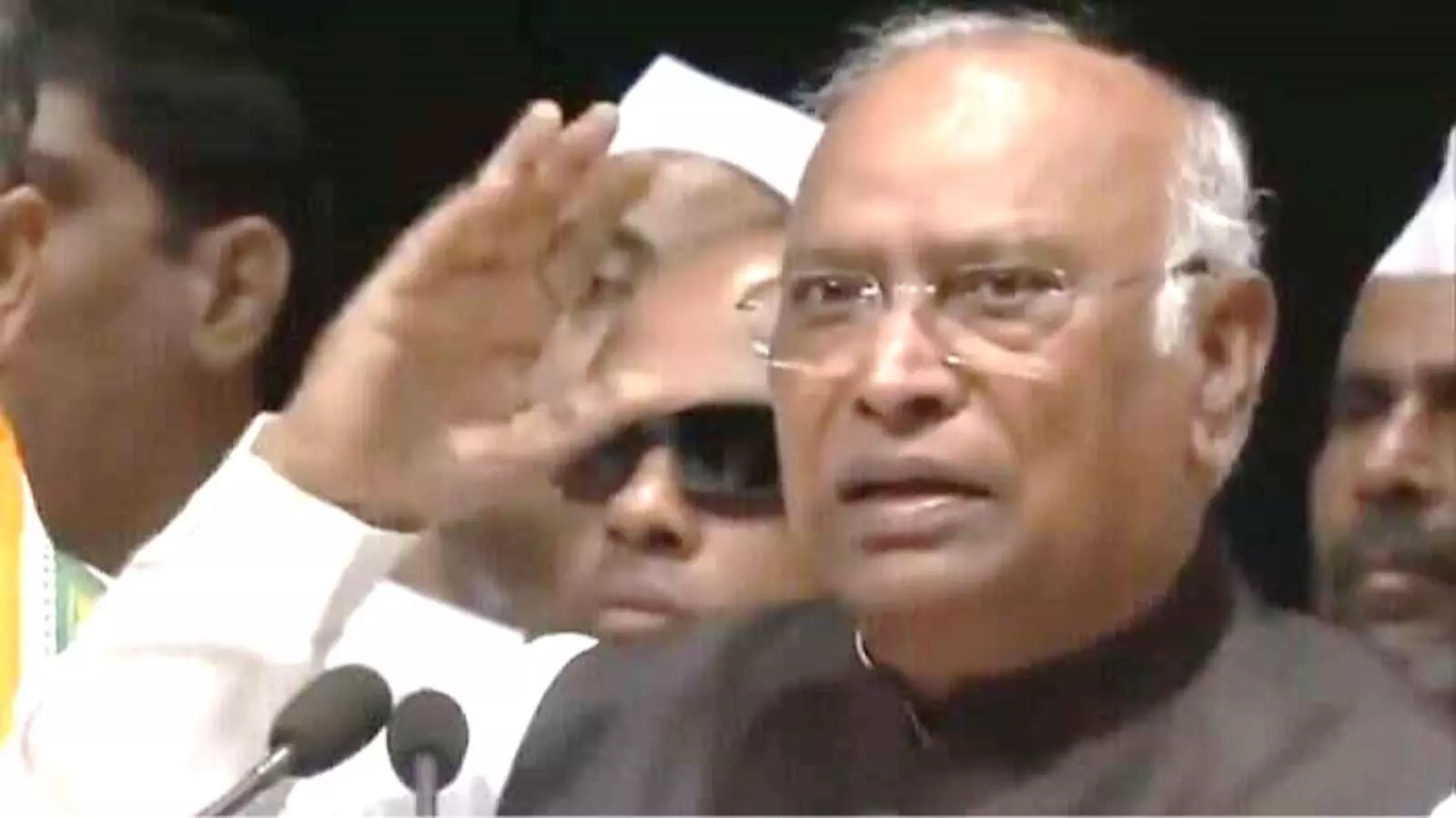 मंच पर भाषण देते हुए कांग्रेस अध्यक्ष मल्लिकार्जुन खरगे पटना में आयोजित एक कार्यक्रम के दौरान। मंच पर भाषण देते हुए कांग्रेस अध्यक्ष मल्लिकार्जुन खरगे पटना में आयोजित एक कार्यक्रम के दौरान।
