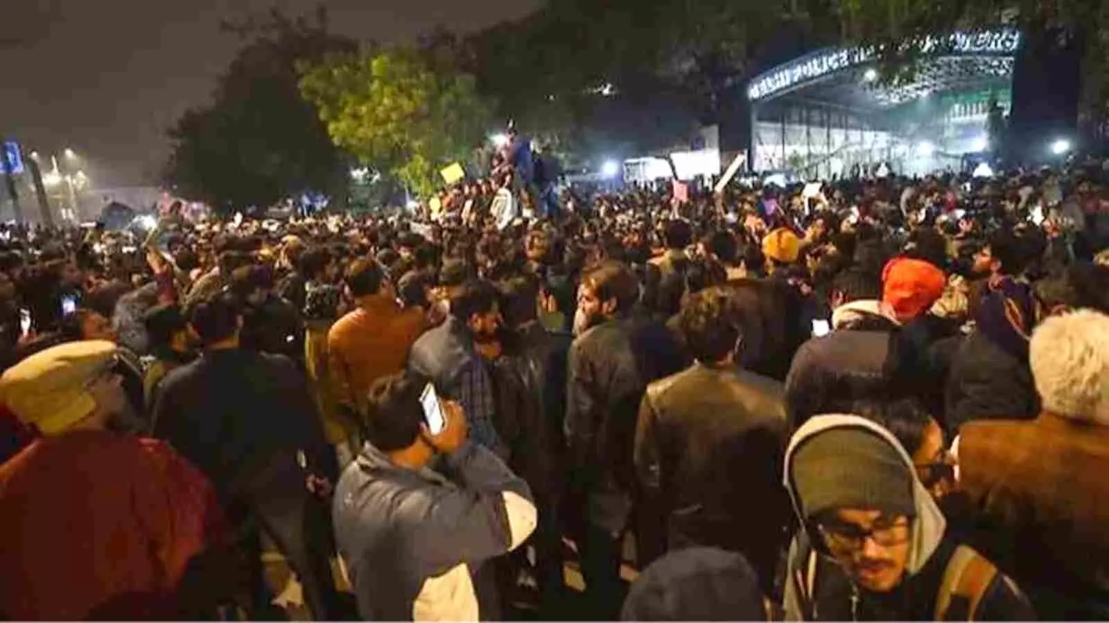 जामिया मिल्लिया इस्लामिया परिसर के बाहर प्रदर्शन कर रहे लोगों की भीड़। जामिया मिल्लिया इस्लामिया परिसर के बाहर प्रदर्शन कर रहे लोगों की भीड़।