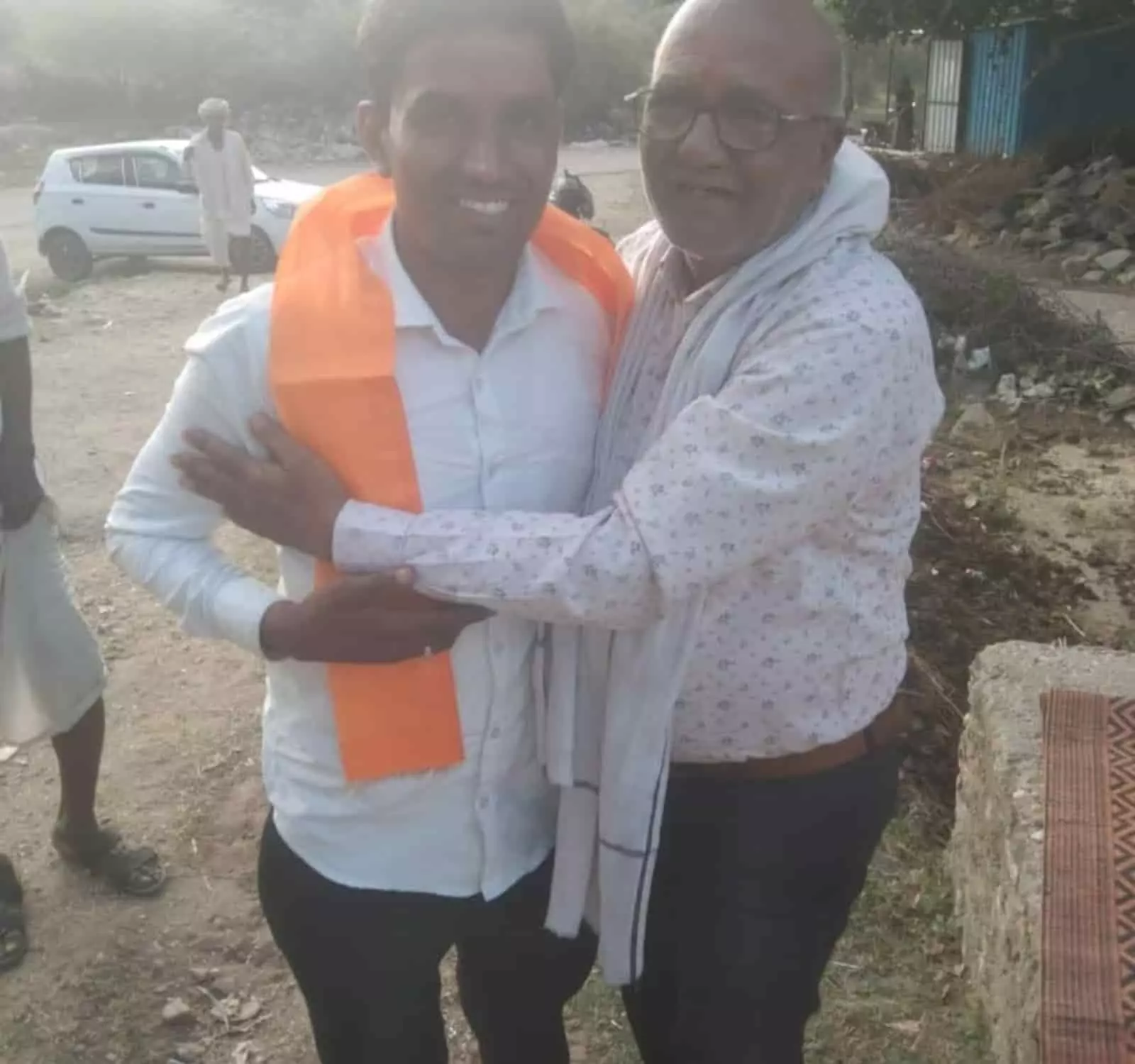 नारायणलाल सालवी और कैलाश चंद्र शर्मा आमेट में जीत के बाद एक-दूसरे के गले मिलते हुए दिख रहे हैं।