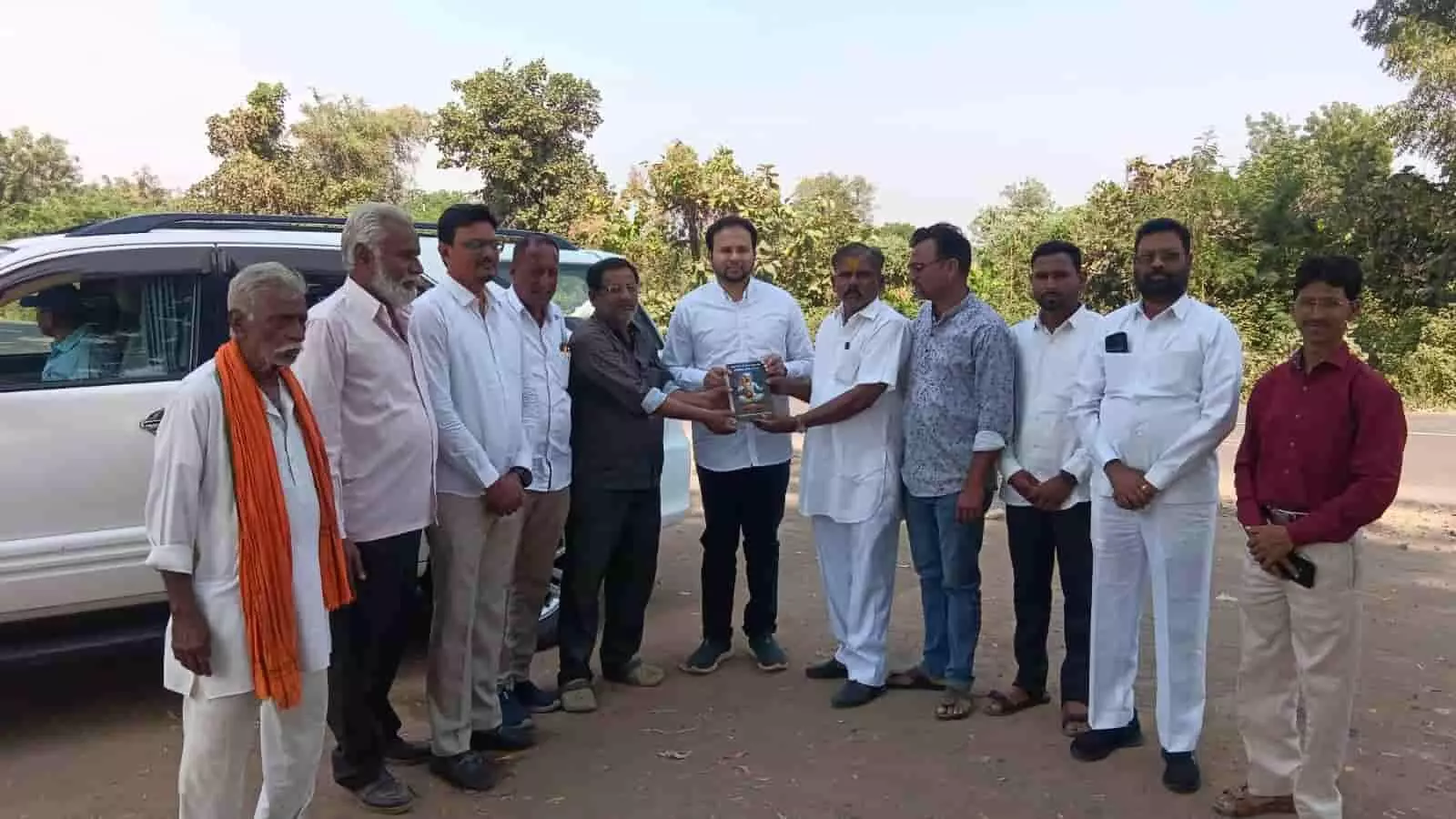 तस्वीर में शिरपुर में सांसद गोवाल दादा पाडवी को ग्रंथ भेंट करते स्थानीय नेता और पार्टी कार्यकर्ता दिख रहे हैं।