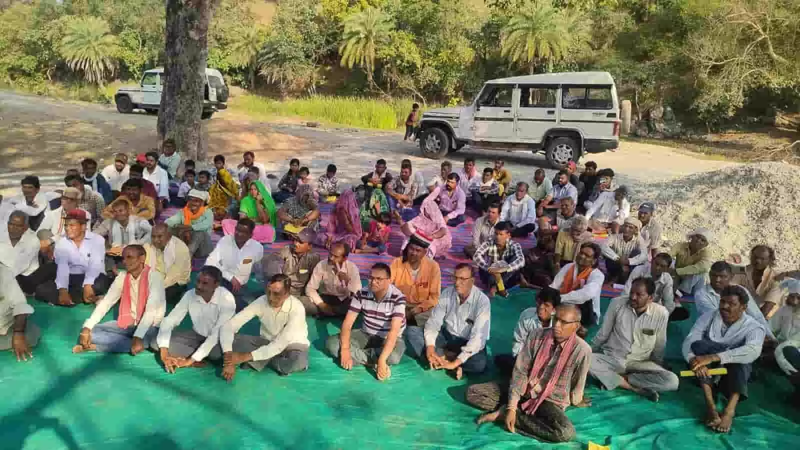 तस्वीर में बावलवाड़ा में चुनावी नुक्कड़ सभा के दौरान दरी पर बैठे कांग्रेस कार्यकर्ता और ग्रामीण दिख रहे हैं। तस्वीर में बावलवाड़ा में चुनावी नुक्कड़ सभा के दौरान दरी पर बैठे कांग्रेस कार्यकर्ता और ग्रामीण दिख रहे हैं।