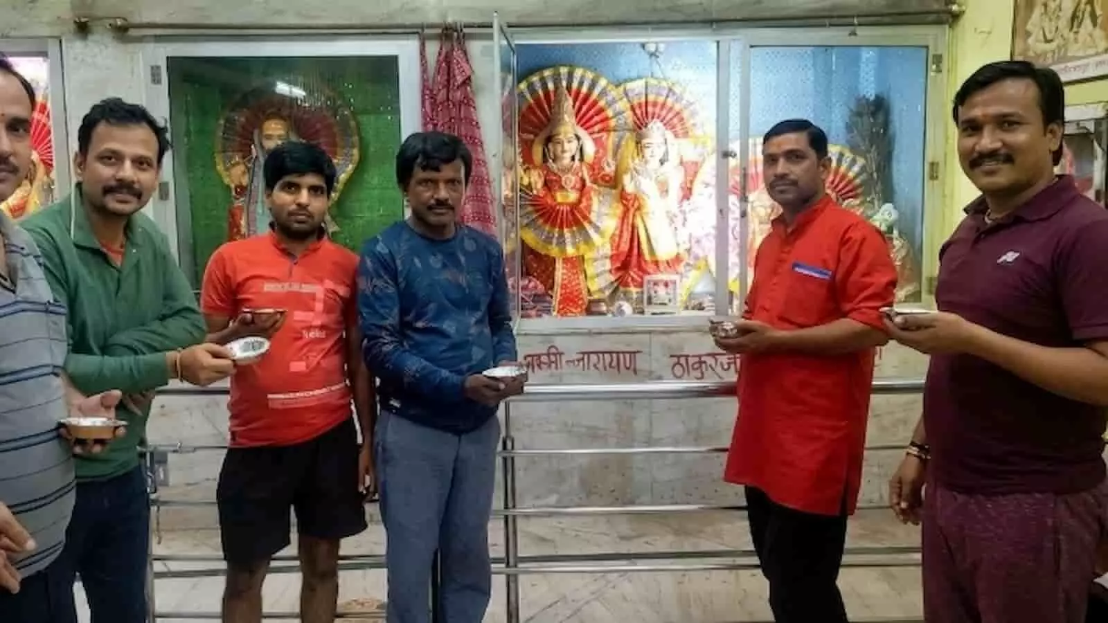 तस्वीर में भुसावर के हनुमानजी मंदिर परिसर में ठाकुरजी की मूर्ति के सामने खड़े होकर खीर का प्रसाद लेते श्रद्धालु दिख रहे हैं। तस्वीर में भुसावर के हनुमानजी मंदिर परिसर में ठाकुरजी की मूर्ति के सामने खड़े होकर खीर का प्रसाद लेते श्रद्धालु दिख रहे हैं।