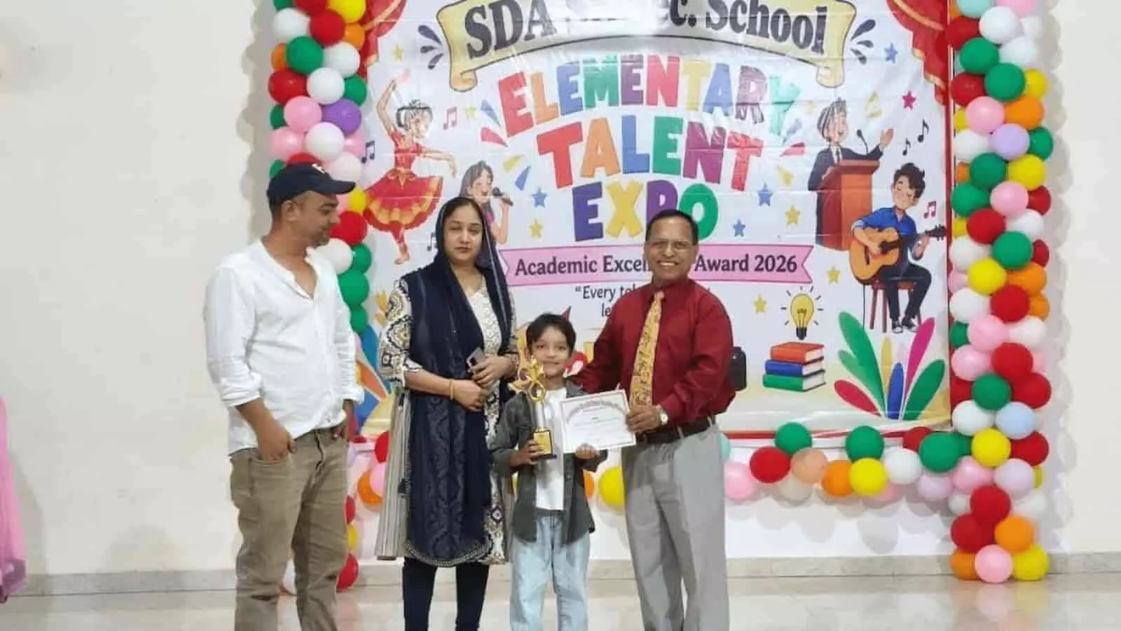 तस्वीर में एसडीए मिशन स्कूल, हापुड़ में टैलेंट एक्सपो के दौरान पुरस्कार लेते छात्र और शिक्षक नजर आ रहे हैं।