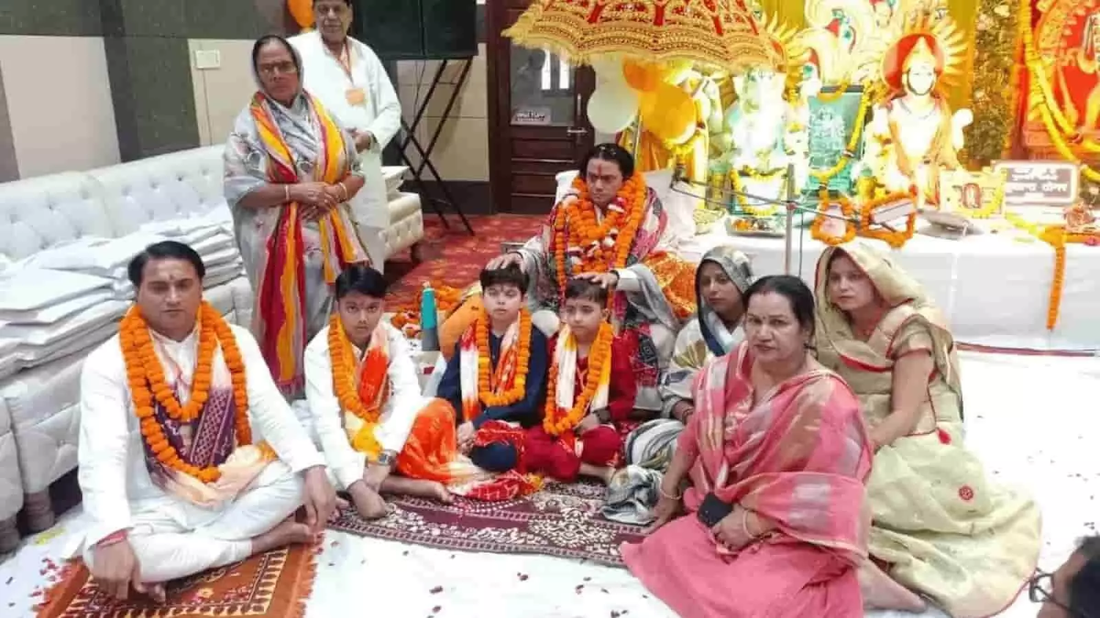 तस्वीर में गुरु सुशांत तोमर श्रद्धालुओं और बच्चों को आशीर्वाद देते हुए हापुड़ के अग्रसेन भवन में दिख रहे हैं।