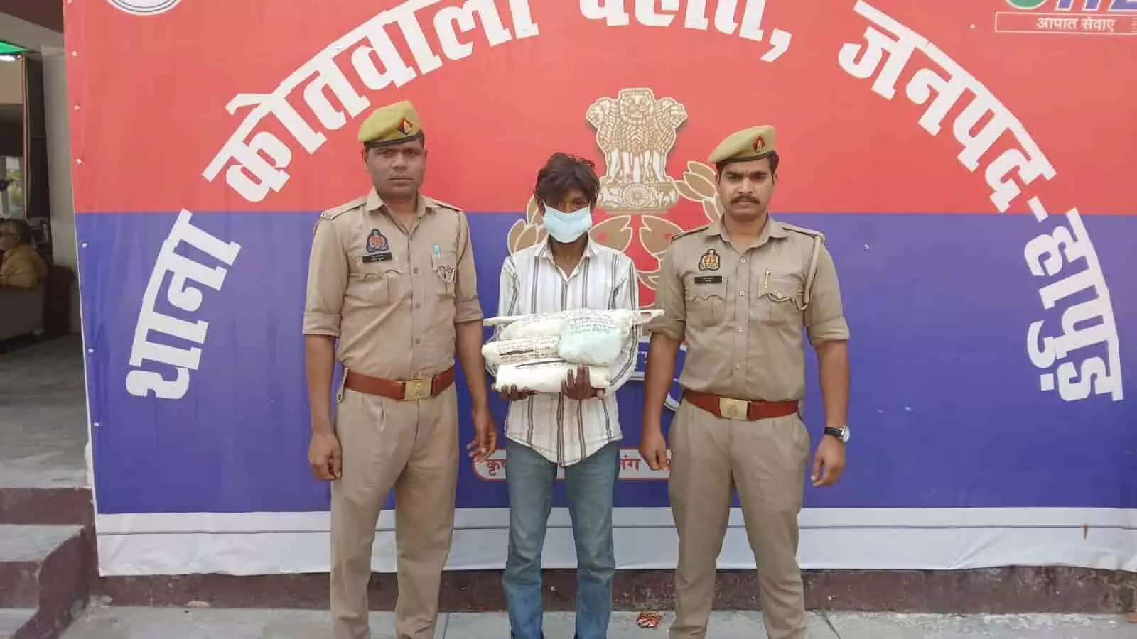 तस्वीर में पुलिसकर्मियों के साथ गिरफ्तार किया गया आरोपी हापुड़ में दिख रहा है।
