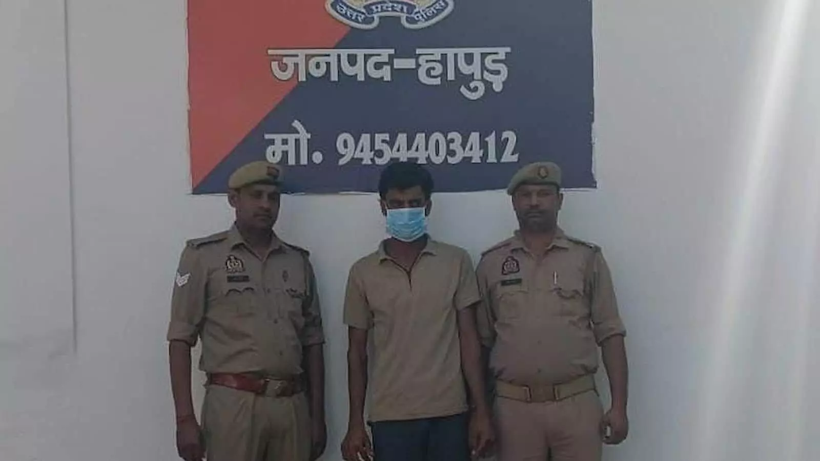 तस्वीर में हापुड़ में अवैध मादक पदार्थ तस्करी के मामले में पकड़ा गया आरोपी और पुलिसकर्मी दिख रहे हैं।