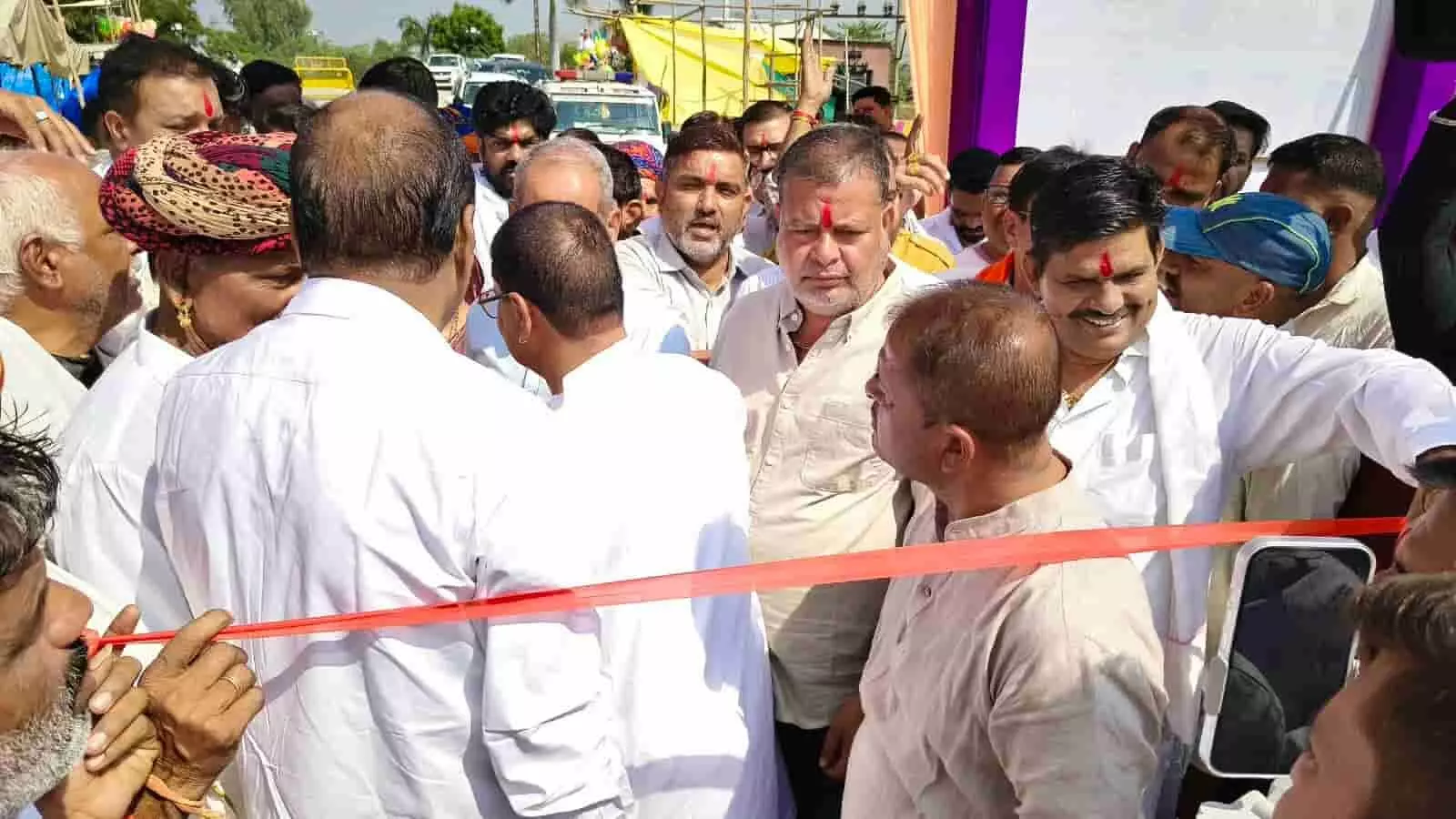 तस्वीर में कृष्ण गोपाल पालीवाल और अन्य भाजपा नेता मावली में पशु मेले का फीता काटकर उद्घाटन करते हुए। तस्वीर में कृष्ण गोपाल पालीवाल और अन्य भाजपा नेता मावली में पशु मेले का फीता काटकर उद्घाटन करते हुए।