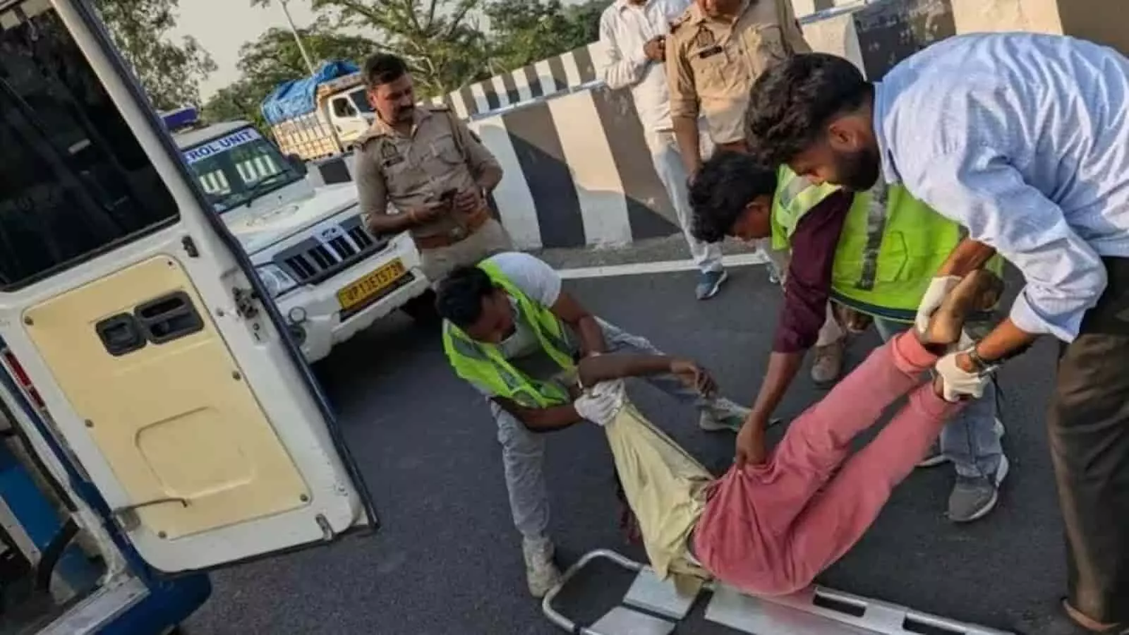 तस्वीर में हापुड़ के दिल्ली-लखनऊ हाईवे पर सड़क हादसे के बाद पुलिसकर्मी और राहत कर्मी नजर आ रहे हैं