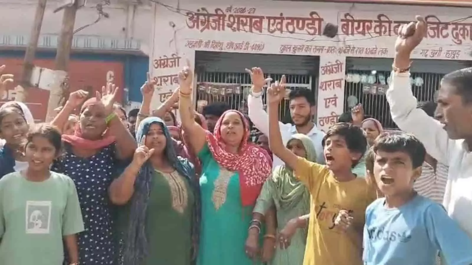 तस्वीर में हापुड़ के शराब ठेके के बाहर विरोध प्रदर्शन करतीं महिलाएं दिख रही हैं।