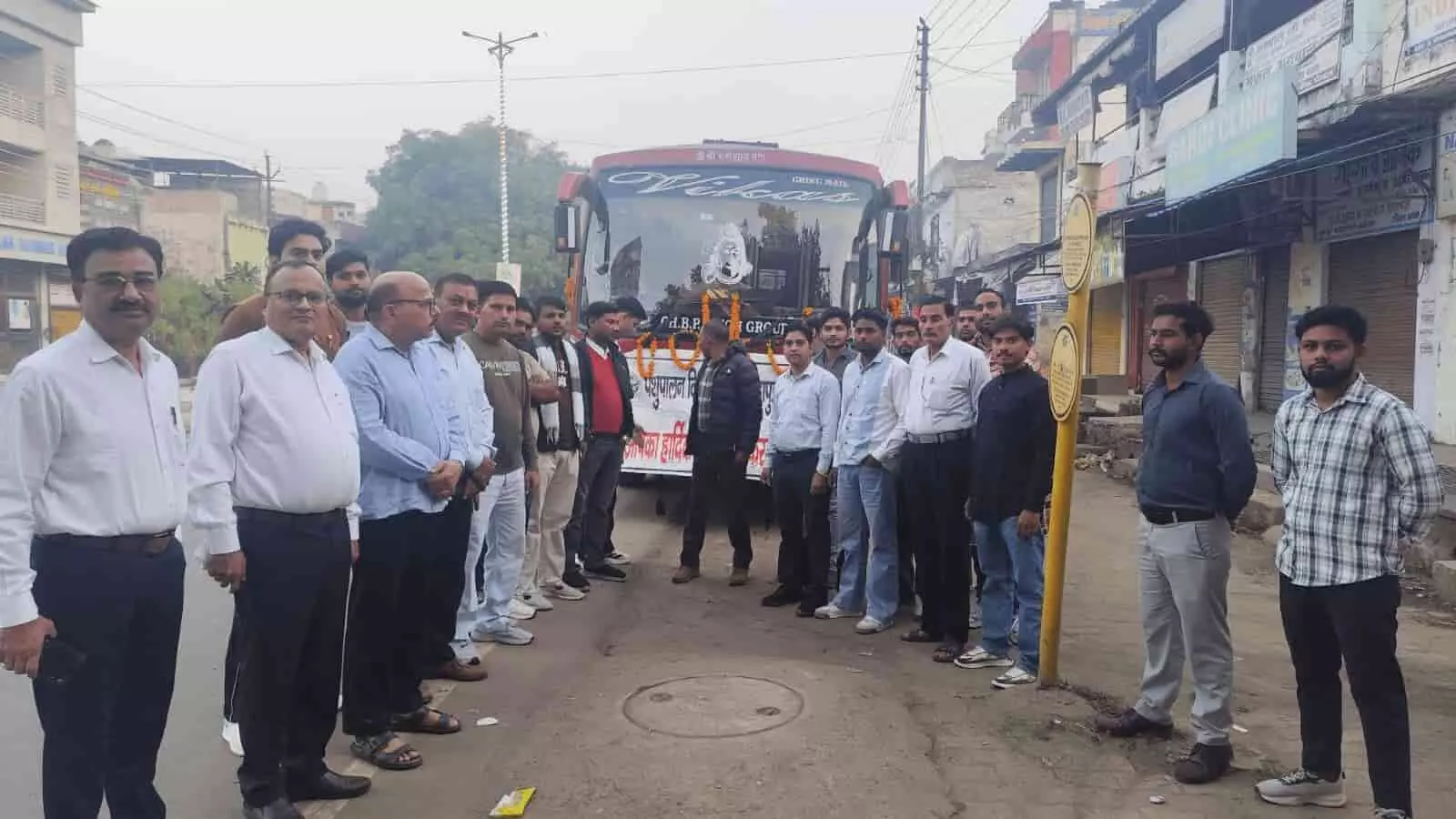 तस्वीर में हापुड़ में पोल्ट्री फार्मिंग प्रशिक्षणार्थियों की बस रवाना करते अधिकारी खड़े हैं।