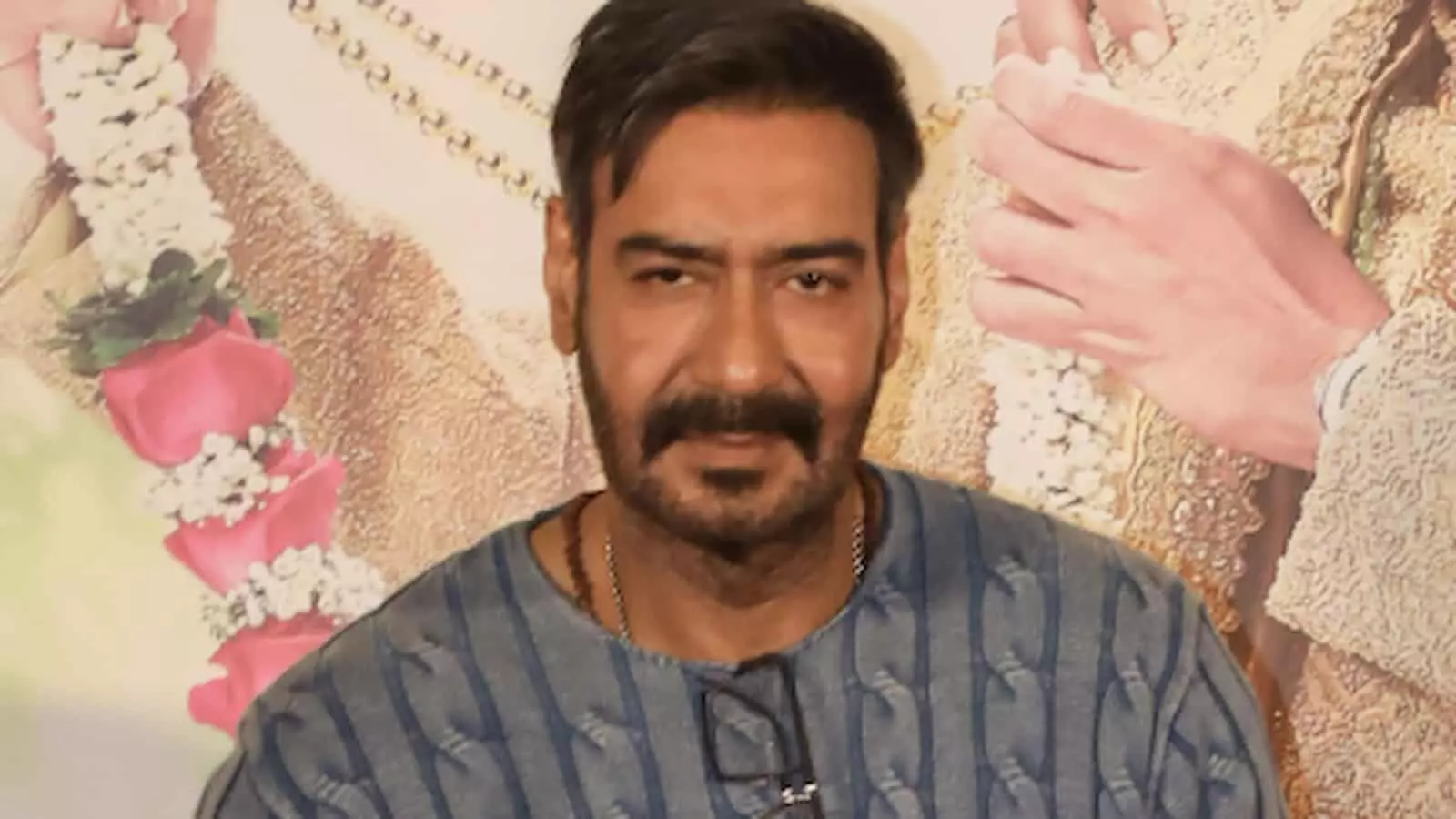 तस्वीर में नीले रंग के स्वेटर में बॉलीवुड अभिनेता अजय देवगन मुंबई के एक कार्यक्रम में दिखाई दे रहे हैं। तस्वीर में नीले रंग के स्वेटर में बॉलीवुड अभिनेता अजय देवगन मुंबई के एक कार्यक्रम में दिखाई दे रहे हैं।