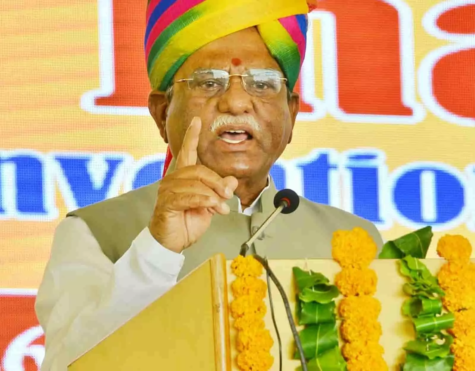 तस्वीर में राज्यपाल हरिभाऊ बागडे जोबनेर विश्वविद्यालय में आयोजित राष्ट्रीय सिम्पोजियम के मंच पर भाषण देते हुए। तस्वीर में राज्यपाल हरिभाऊ बागडे जोबनेर विश्वविद्यालय में आयोजित राष्ट्रीय सिम्पोजियम के मंच पर भाषण देते हुए।