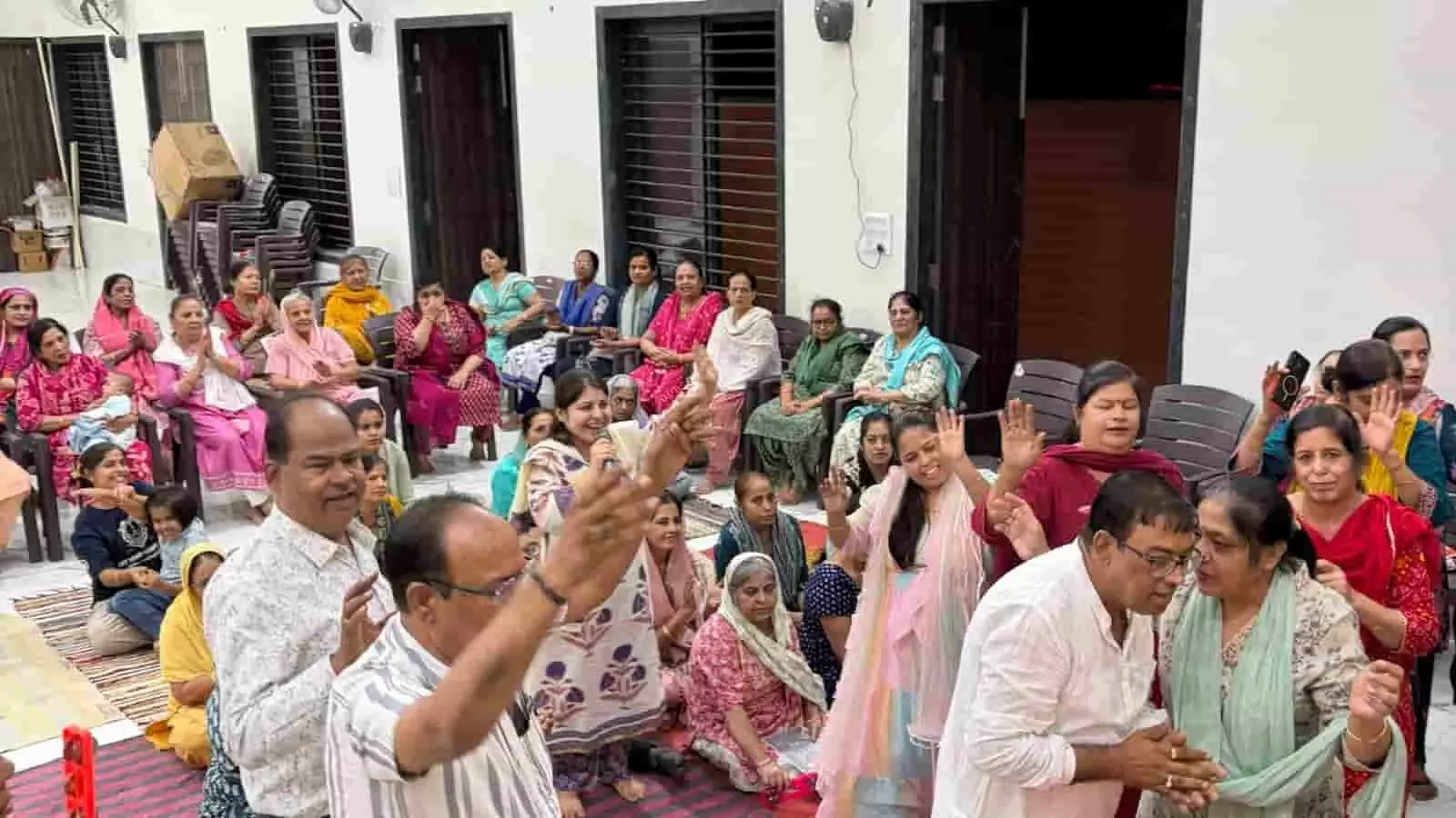 तस्वीर में भीलवाड़ा के प्रेमप्रकाश आश्रम में स्वामी सर्वानन्दजी महाराज के जन्मोत्सव पर भजन-कीर्तन करते श्रद्धालु दिख रहे हैं। तस्वीर में भीलवाड़ा के प्रेमप्रकाश आश्रम में स्वामी सर्वानन्दजी महाराज के जन्मोत्सव पर भजन-कीर्तन करते श्रद्धालु दिख रहे हैं।