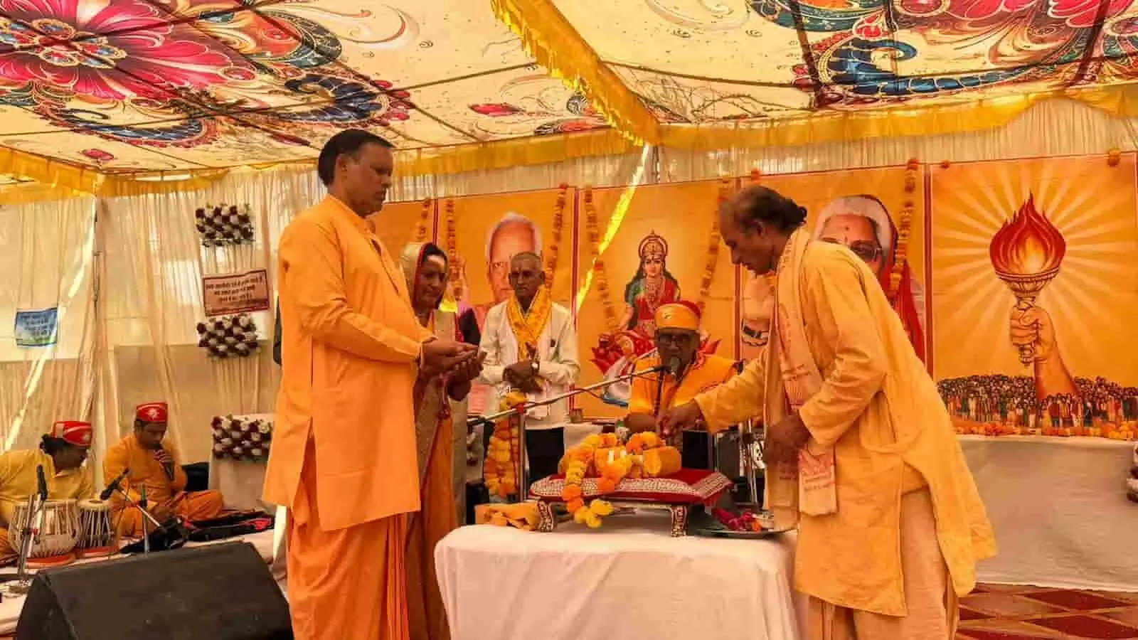 तस्वीर में भीलवाड़ा के धार्मिक कार्यक्रम में मंच पर पूजा-अर्चना करते आयोजक और शांतिकुंज के प्रतिनिधि दिख रहे हैं। तस्वीर में भीलवाड़ा के धार्मिक कार्यक्रम में मंच पर पूजा-अर्चना करते आयोजक और शांतिकुंज के प्रतिनिधि दिख रहे हैं।
