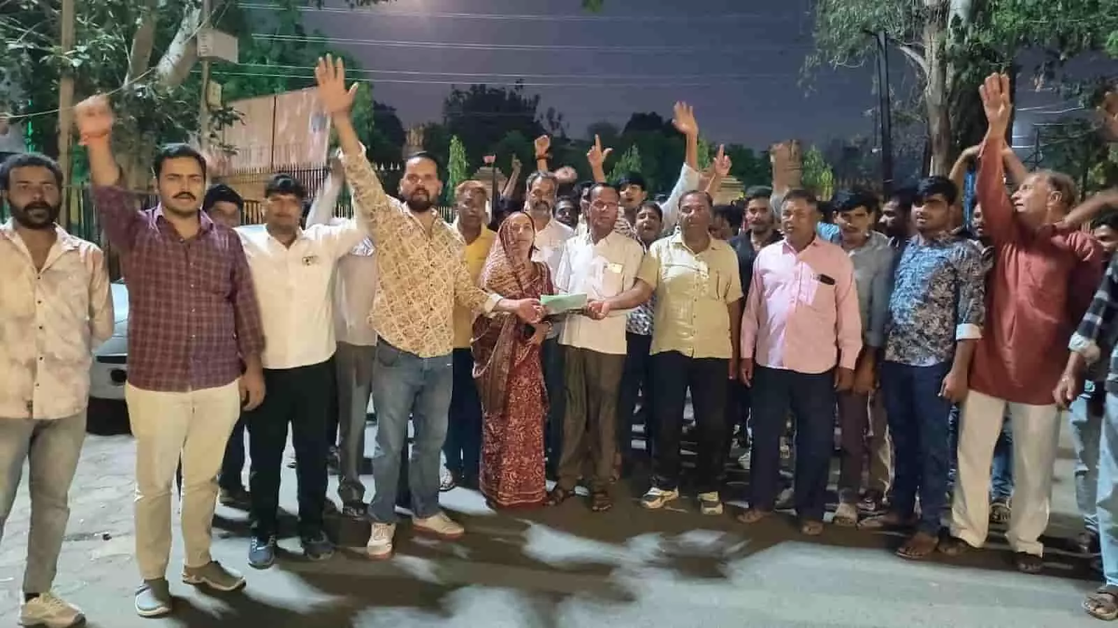 तस्वीर में भीलवाड़ा कलेक्ट्रेट के बाहर सरपंच चुनाव पुनर्मतगणना की मांग को लेकर नारेबाजी करते ग्रामीण। तस्वीर में भीलवाड़ा कलेक्ट्रेट के बाहर सरपंच चुनाव पुनर्मतगणना की मांग को लेकर नारेबाजी करते ग्रामीण।