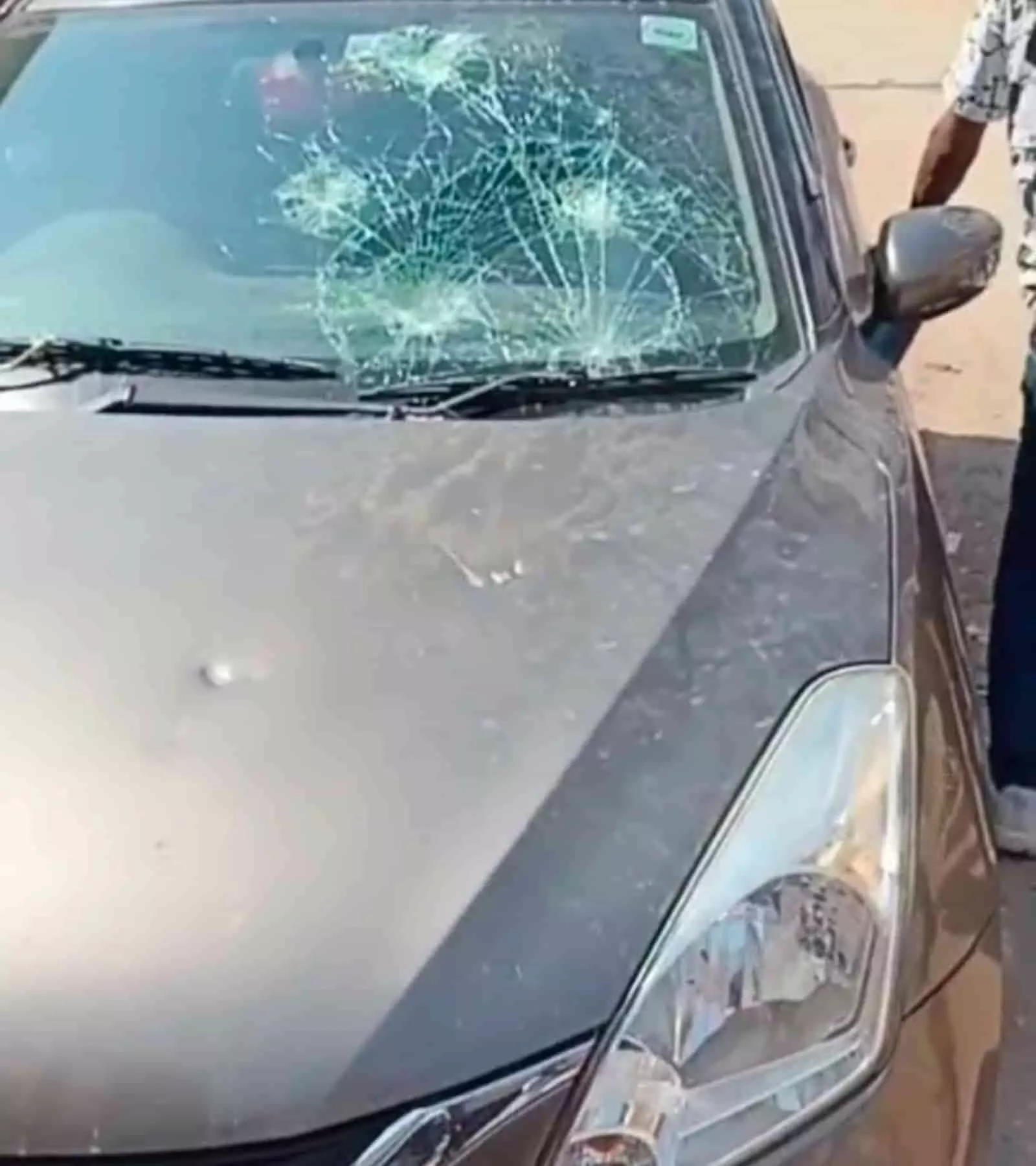 तस्वीर में भीलवाड़ा के मांडल में पथराव से क्षतिग्रस्त हुई कार दिखाई दे रही है. तस्वीर में भीलवाड़ा के मांडल में पथराव से क्षतिग्रस्त हुई कार दिखाई दे रही है.