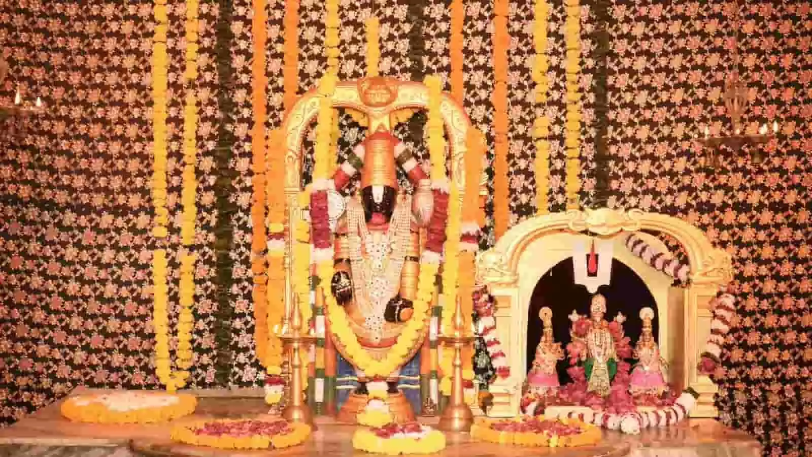 तस्वीर में फूलों से सजे दरबार में भगवान तिरुपति बालाजी और उत्सव मूर्तियां भीलवाड़ा में दिख रही हैं।
